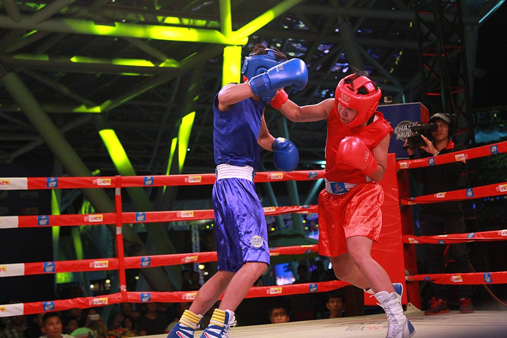 Thể thao - Người Sài Gòn mãn nhãn với sàn đấu boxing  tổ chức ngoài trời (Hình 5).