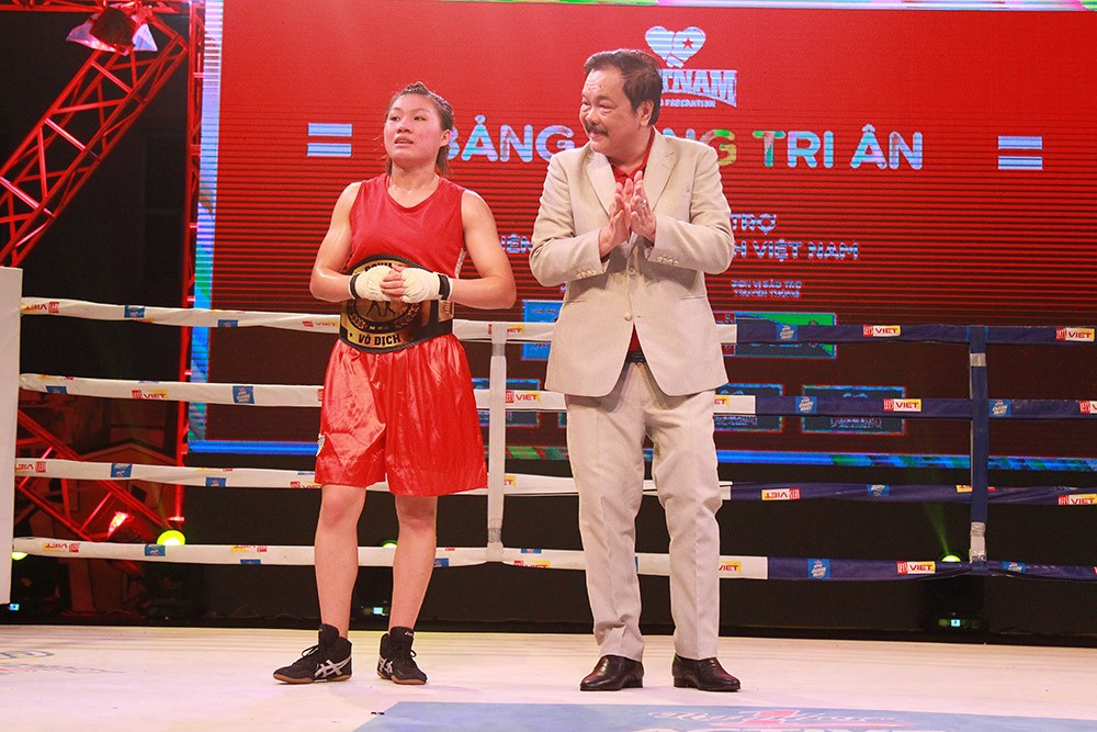 Thể thao - Người Sài Gòn mãn nhãn với sàn đấu boxing  tổ chức ngoài trời (Hình 4).