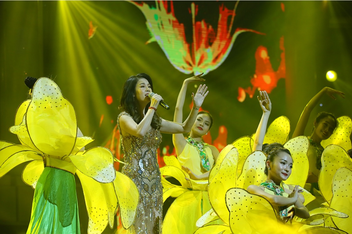 Tiêu dùng & Dư luận - Dàn sao “khủng” tại đêm nhạc tri ân khách hàng của Tân Hoàng Minh (Hình 4).