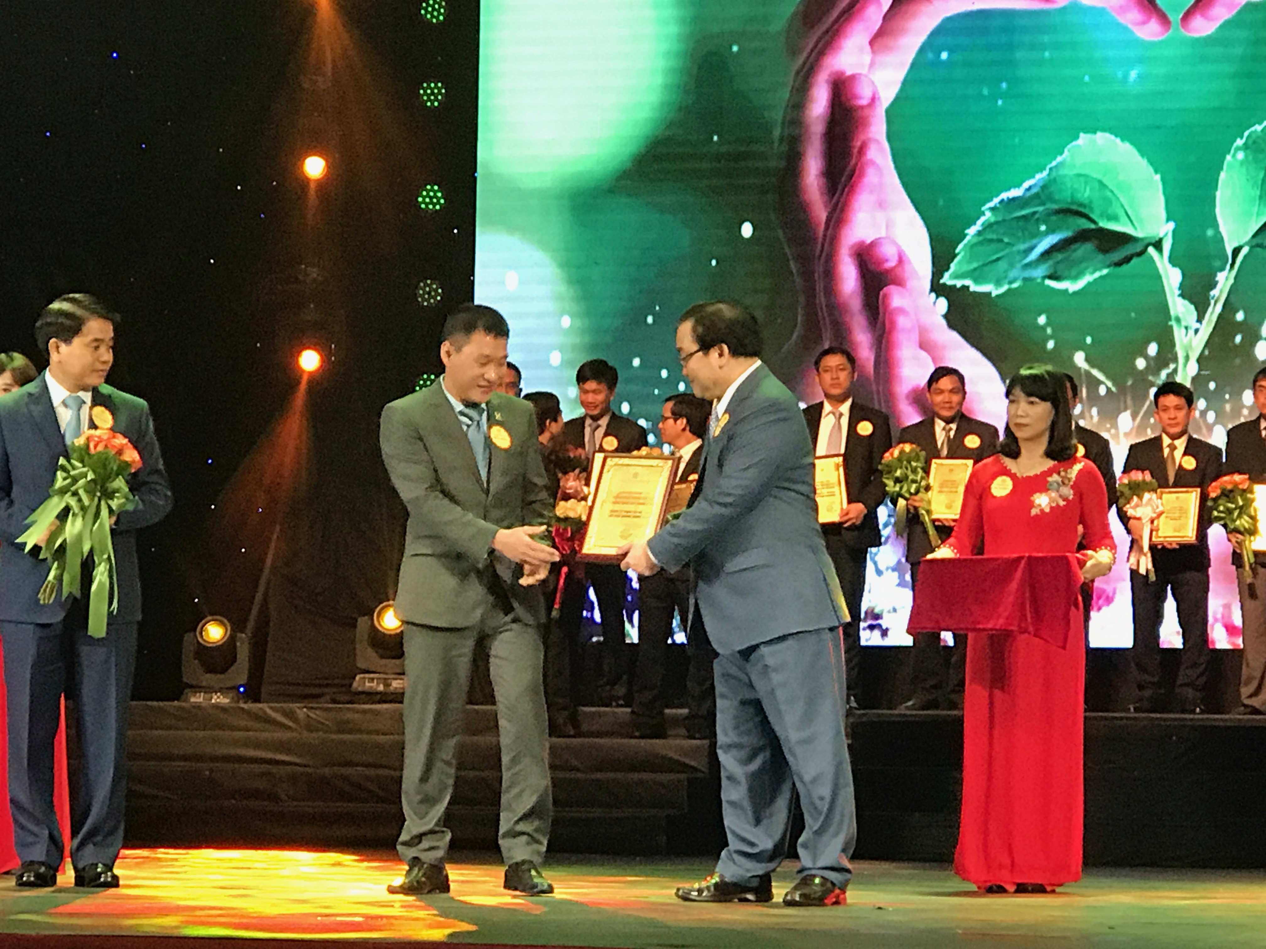 Tiêu dùng & Dư luận - Tân Hoàng Minh ủng hộ 11.000 chiếc ghế cho nhà văn hóa địa phương