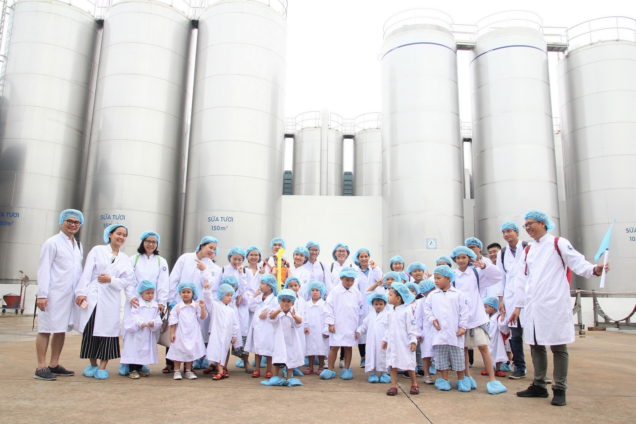 C&ugrave;ng con kh&aacute;m ph&aacute; si&ecirc;u nh&agrave; m&aacute;y sữa của Vinamilk