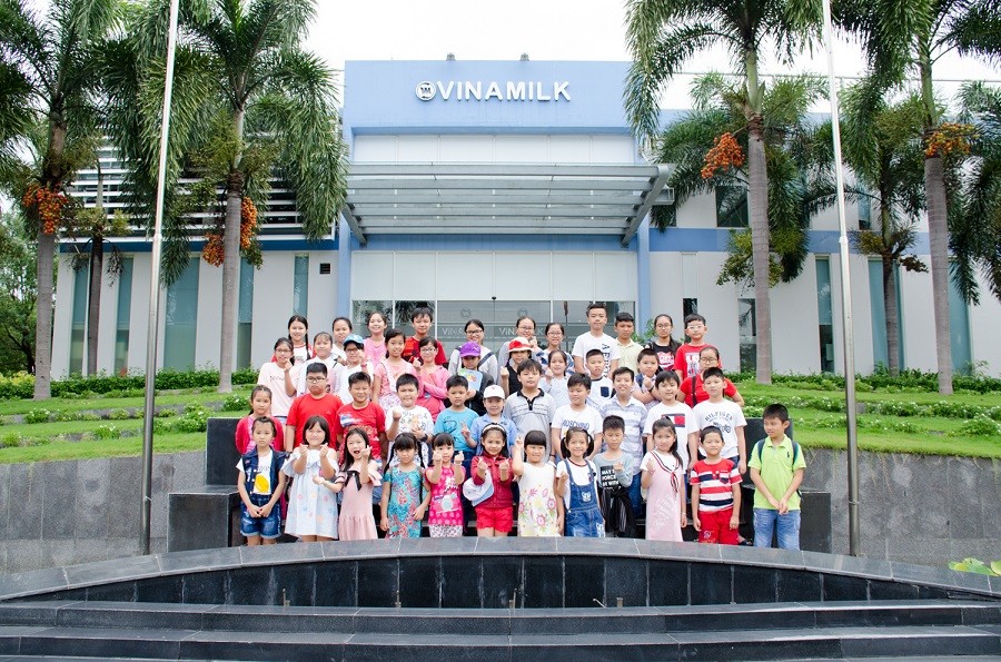 C&ugrave;ng con kh&aacute;m ph&aacute; si&ecirc;u nh&agrave; m&aacute;y sữa của Vinamilk (H&igrave;nh 4).