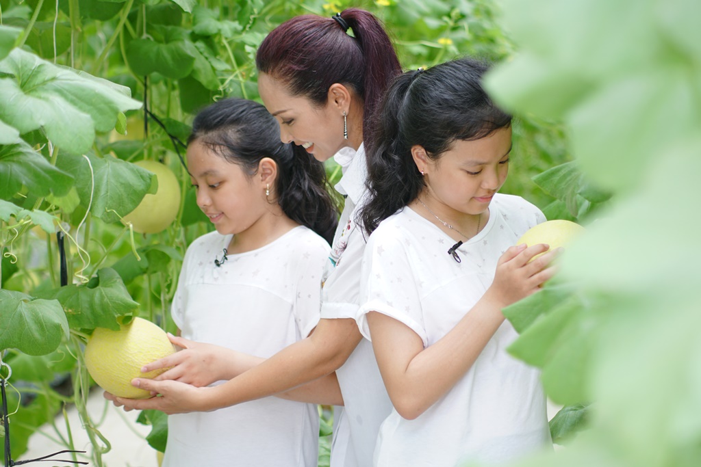 Xem mẹ con Thanh Vân Hugo, siêu mẫu Thuý Hạnh hào hứng “làm nông dân” (Hình 5).