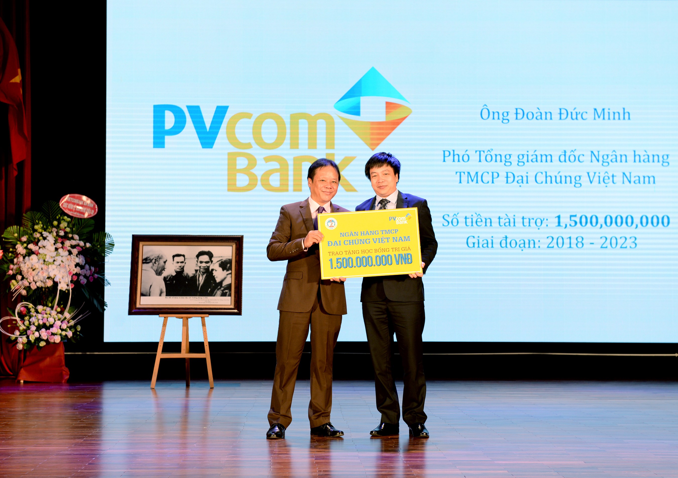 Tài chính - Ngân hàng - PVcomBank trao học bổng 1,5 tỷ đồng cho sinh viên ĐH Kinh tế Quốc dân