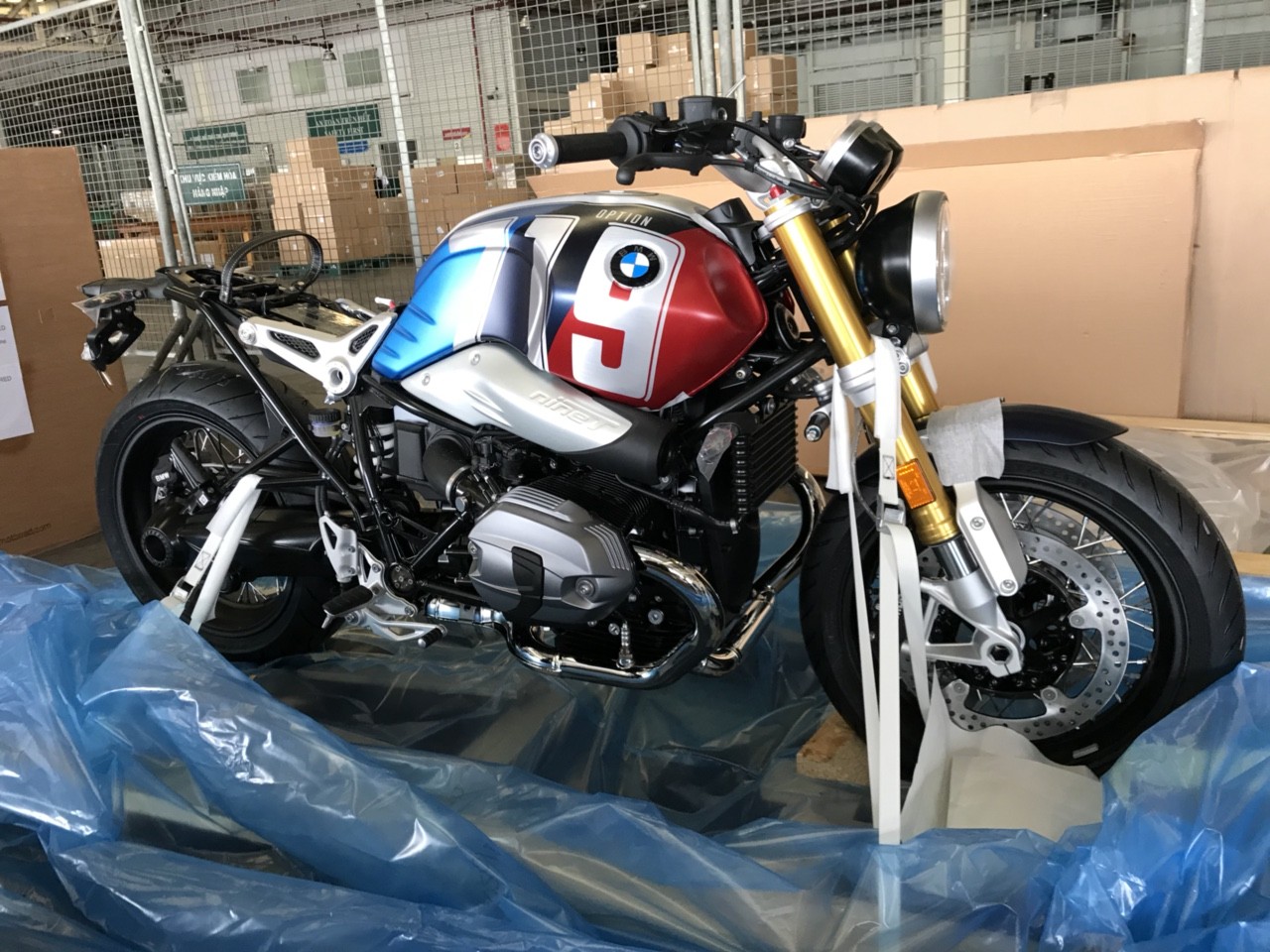 Tiêu dùng & Dư luận - BMW R nineT Spezial và K1600 Grand America bất ngờ xuất hiện tại sân bay Tân Sơn Nhất (Hình 2).