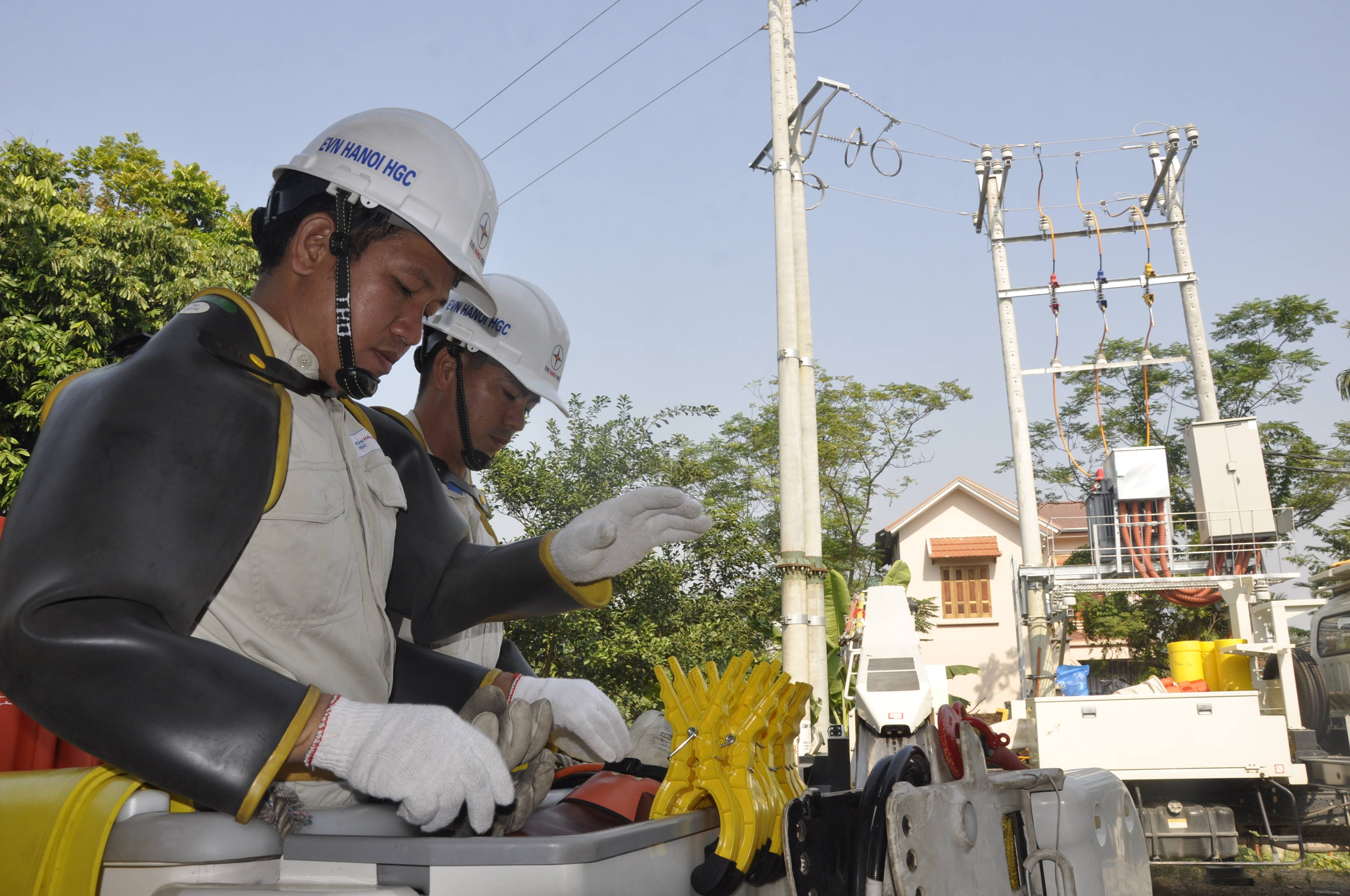 Tiêu dùng & Dư luận - Ngỡ ngàng trước phương pháp sửa chữa điện hiện đại của EVN HANOI (Hình 2).