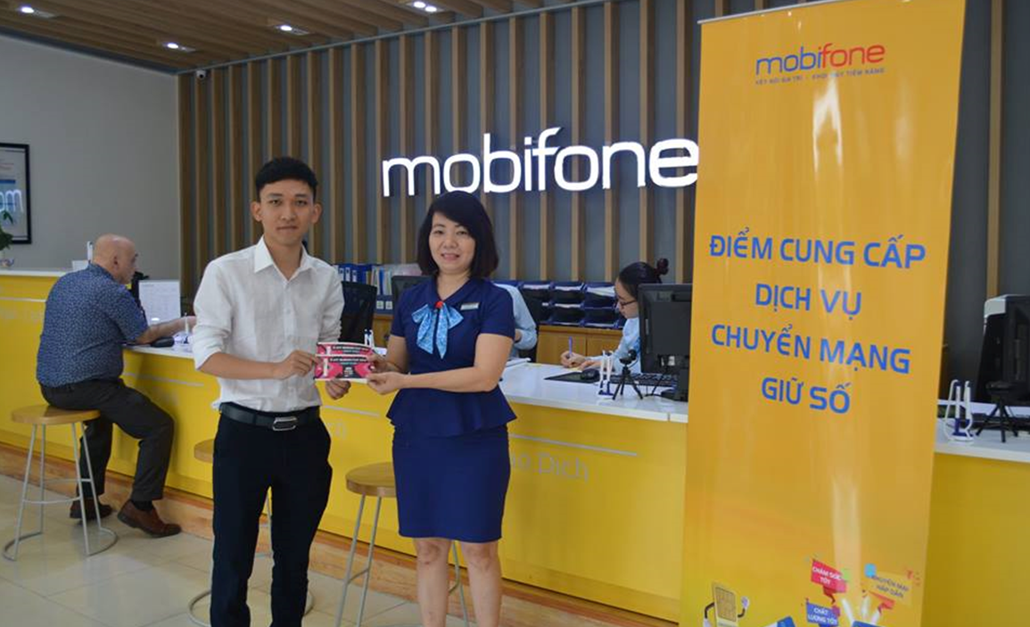 Cuộc sống số - Khách hàng may mắn nhận cặp vé VIP xem AFF CUP khi dùng dịch vụ chuyển mạng giữ số sang MobiFone