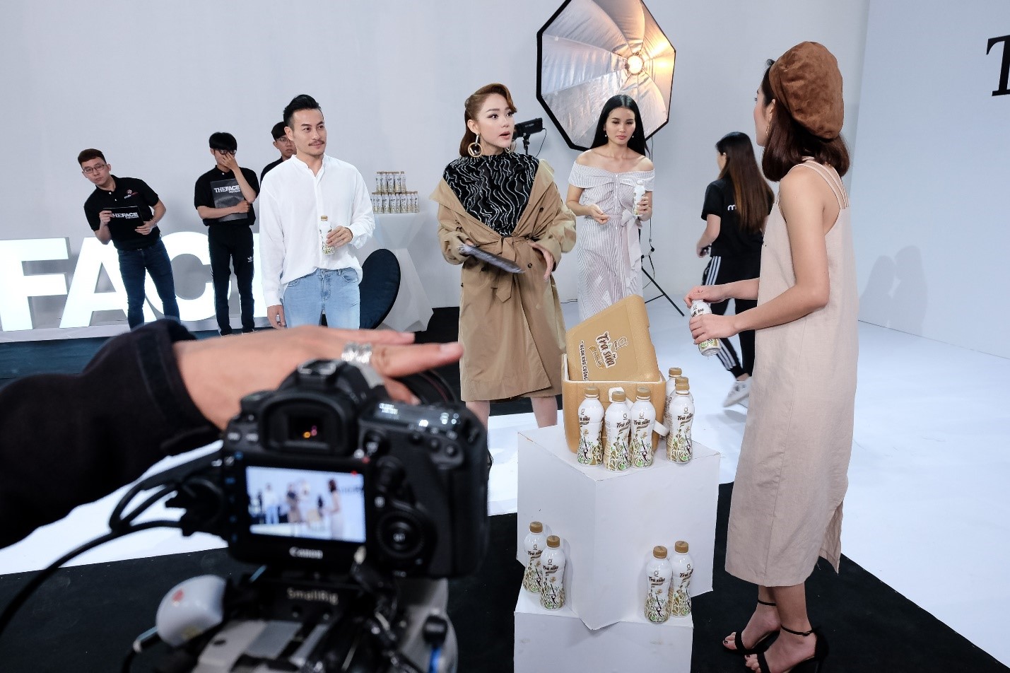 TV Show - Bộ 3 HLV quyền lực ghế nóng The Face “đóng băng” trước những nhận xét tinh tế của giám khảo Trần Uyên Phương  (Hình 5).