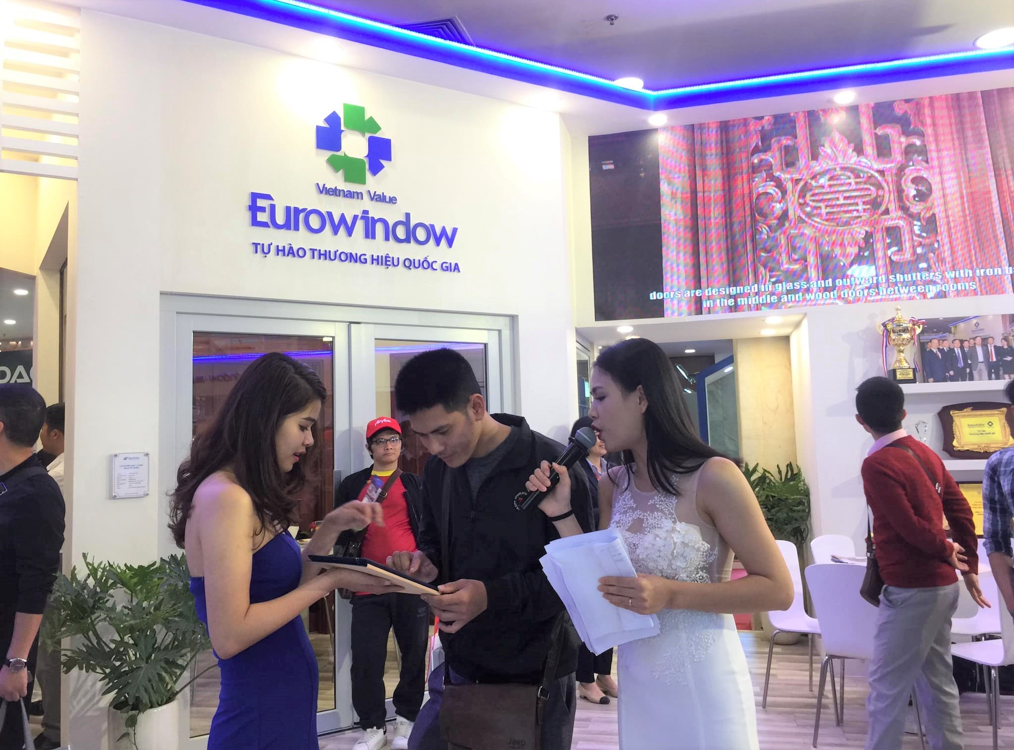 Bất động sản - Eurowindow “hút khách” ngày đầu triển lãm Vietbuild Hà Nội 2019 (Hình 2).