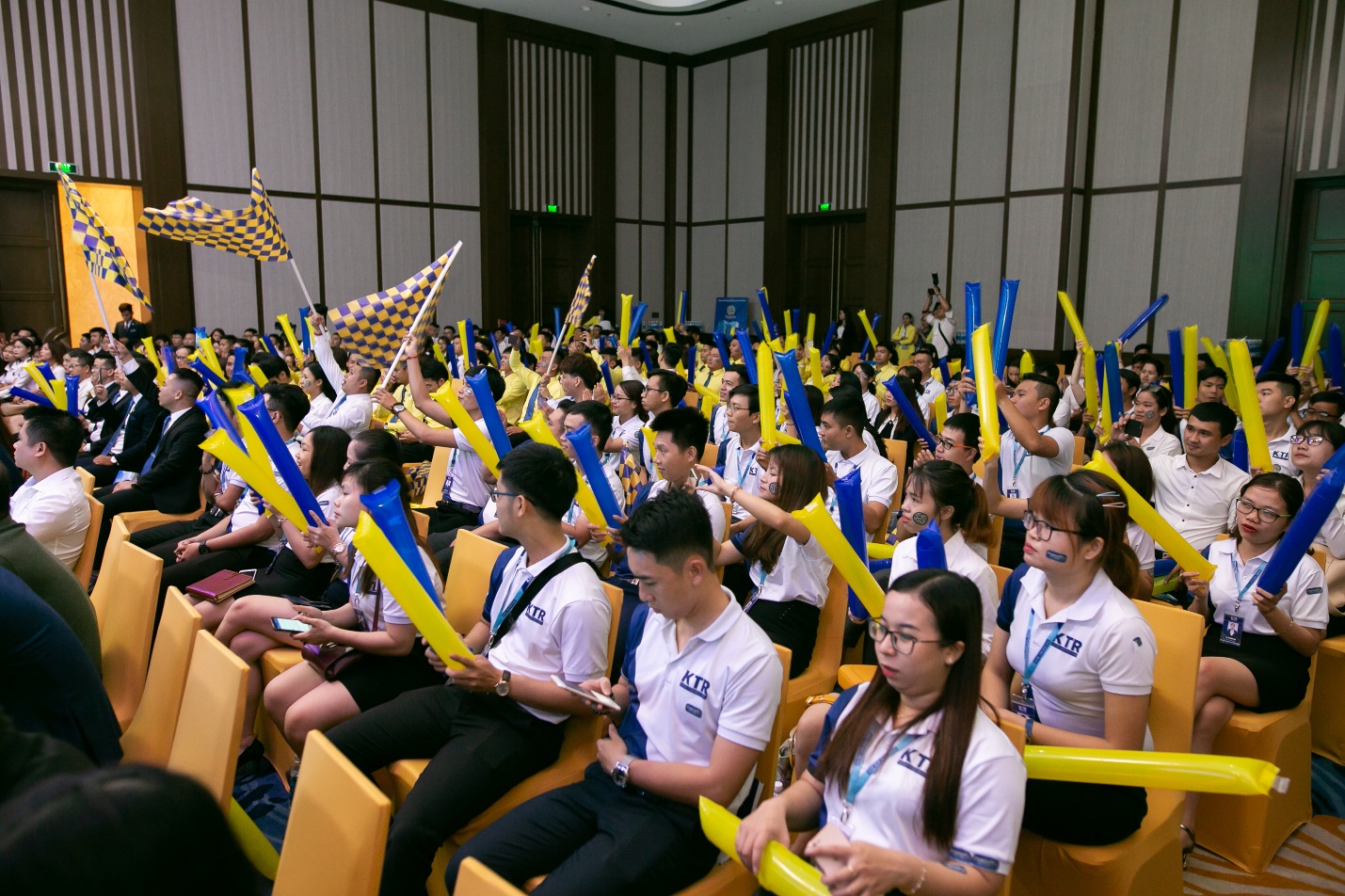 Truyền th&ocirc;ng - TP.Đ&agrave; Nẵng: Hơn 500 chuy&ecirc;n vi&ecirc;n BĐS b&ugrave;ng nổ tại &ldquo;Đường đua Si&ecirc;u Sales&rdquo;  (H&igrave;nh 2).