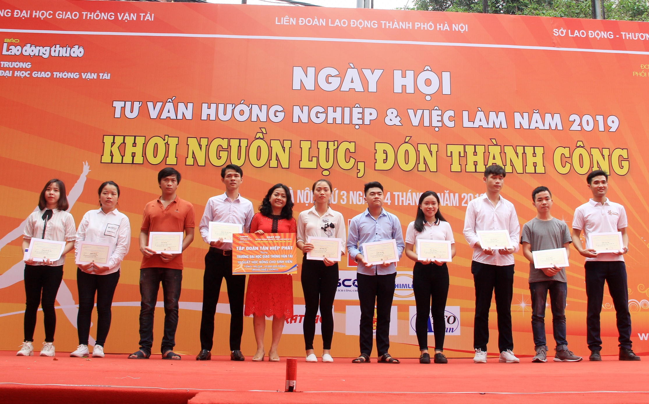 Tiêu dùng & Dư luận - Nữ doanh nhân Trần Uyên Phương chia sẻ định hướng nghề nghiệp cho các bạn sinh viên (Hình 2).