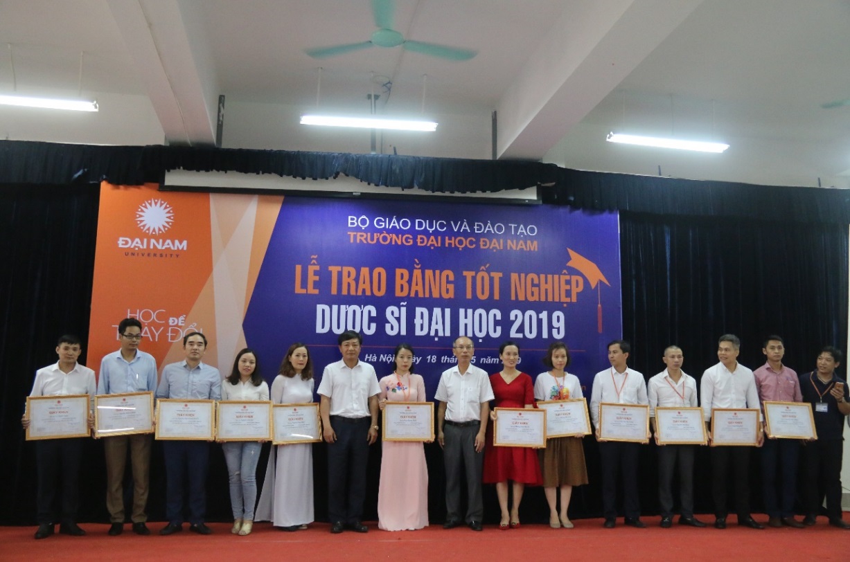 Truyền thông - ĐH Đại Nam trao bằng tốt nghiệp Dược sĩ đại học đợt 1 năm 2019 cho học viên liên thông (Hình 4).