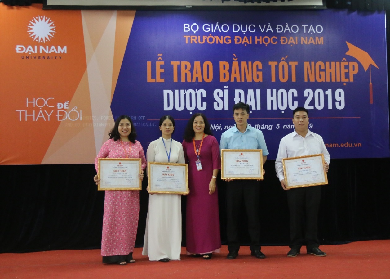 Truyền thông - ĐH Đại Nam trao bằng tốt nghiệp Dược sĩ đại học đợt 1 năm 2019 cho học viên liên thông (Hình 5).