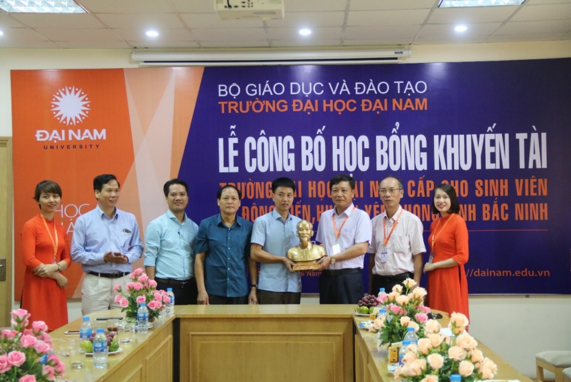 Truyền thông - ĐH Đại Nam cấp 500 triệu đồng học bổng Khuyến tài cho SV xã Đông Tiến – Yên phong - Bắc Ninh (Hình 7).