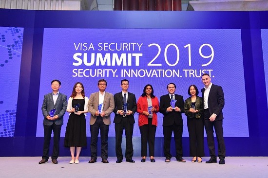 Tài chính - Ngân hàng - Vietcombank vinh dự nhận giải thưởng “Champion Security Award”của tổ chức thẻ quốc tế Visa (Hình 2).