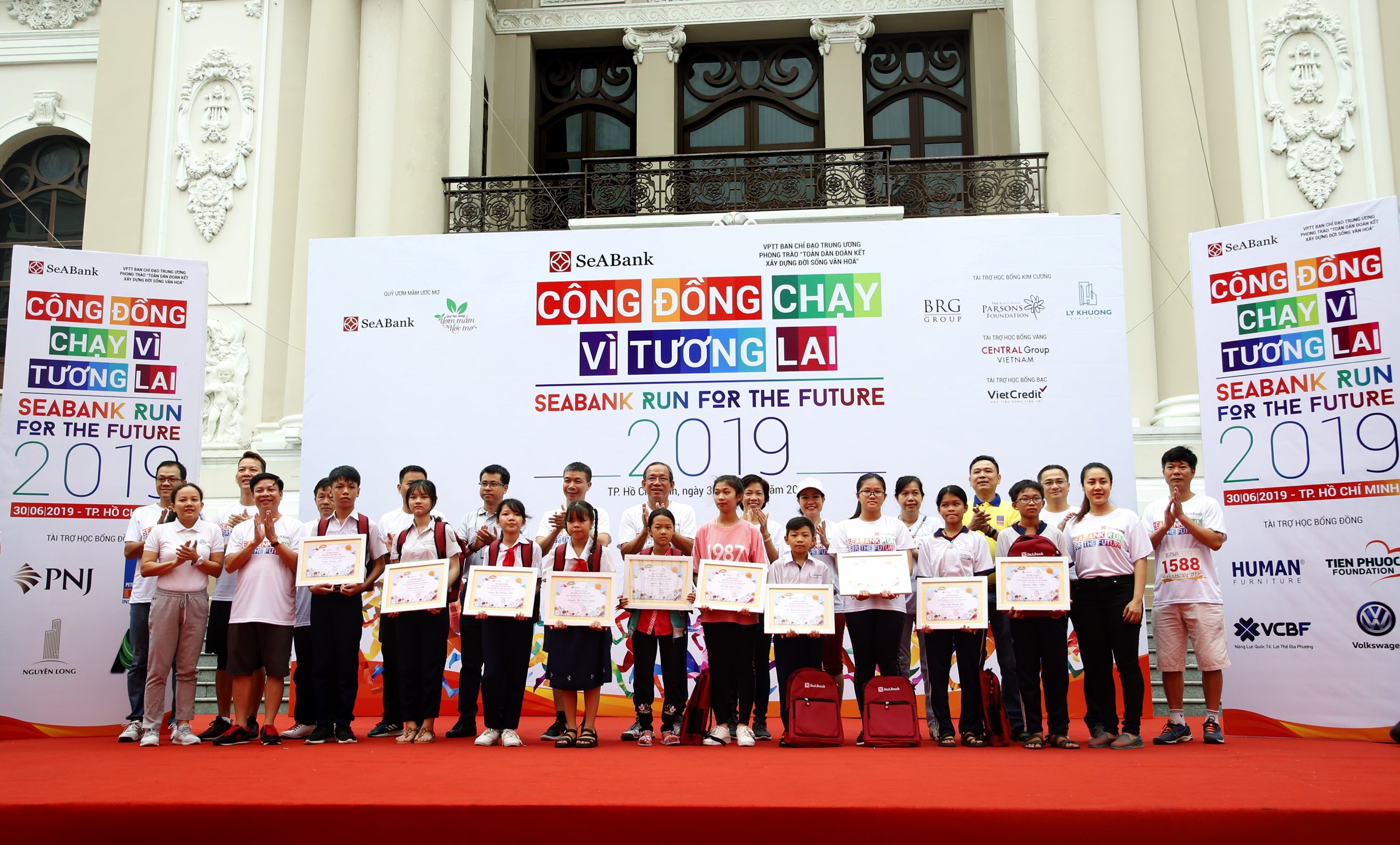 Tiêu dùng & Dư luận - Hơn 1.700 người chạy gây quỹ học bổng cho trẻ em nghèo tại TP.Hồ Chí Minh (Hình 6).