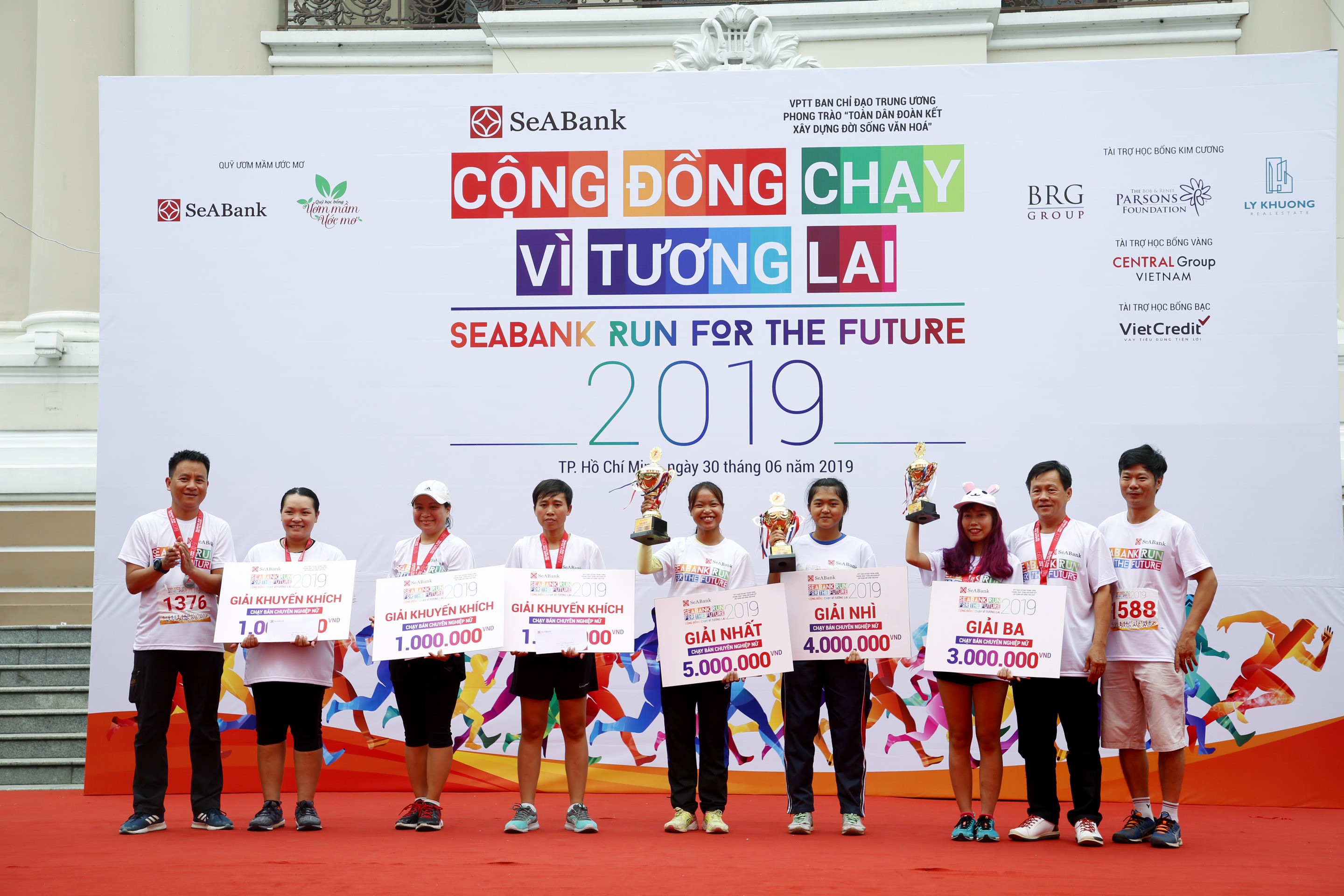 Tiêu dùng & Dư luận - Hơn 1.700 người chạy gây quỹ học bổng cho trẻ em nghèo tại TP.Hồ Chí Minh (Hình 4).