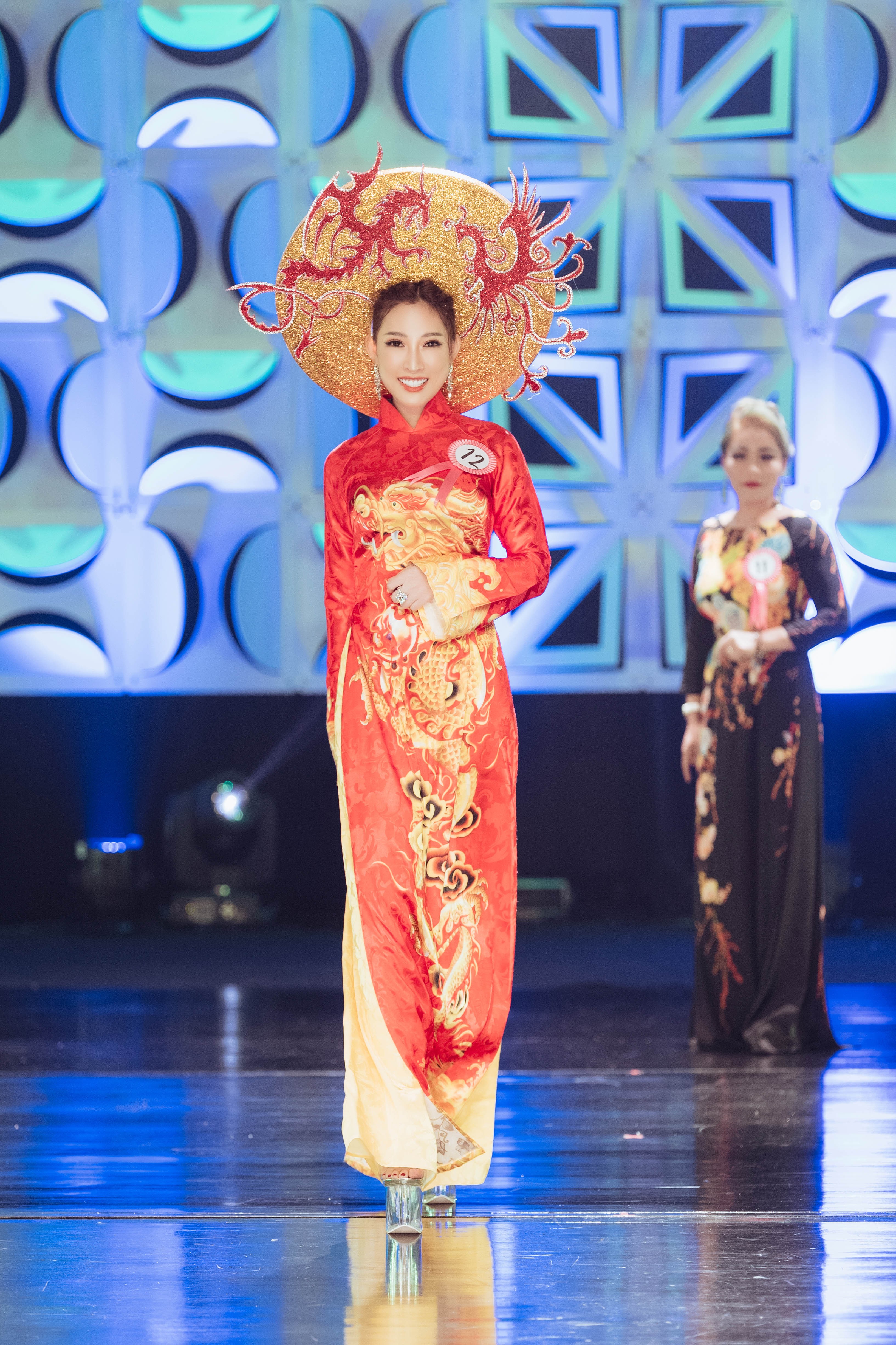 Truyền thông - Người đẹp Trần Ngọc Trâm đăng quang Hoa hậu Người Việt thế giới tại Thái Lan
