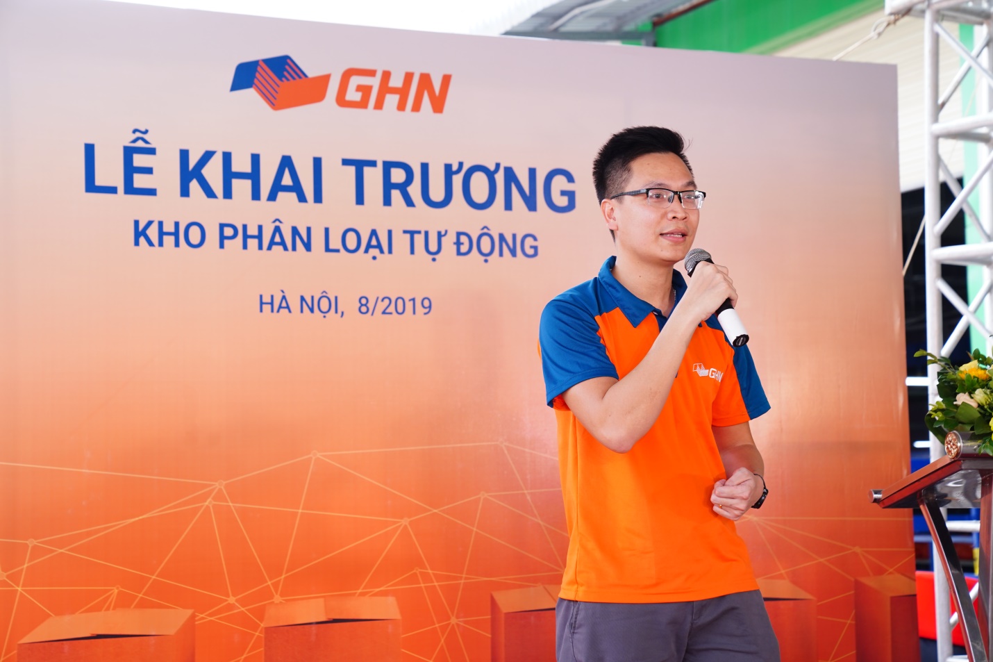 Truyền thông - Để tăng thị phần lên 30%, GHN đã chi 4 triệu USD cho hệ thống phân loại hàng tự động (Hình 2).