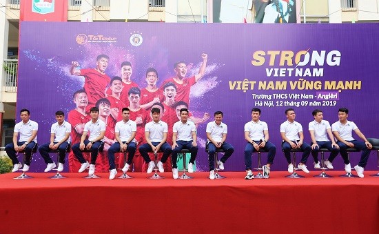 Truyền thông - Quang Hải, Bùi Tiến Dũng đeo mặt nạ trung thu truyền cảm hứng tại Strong Vietnam (Hình 5).