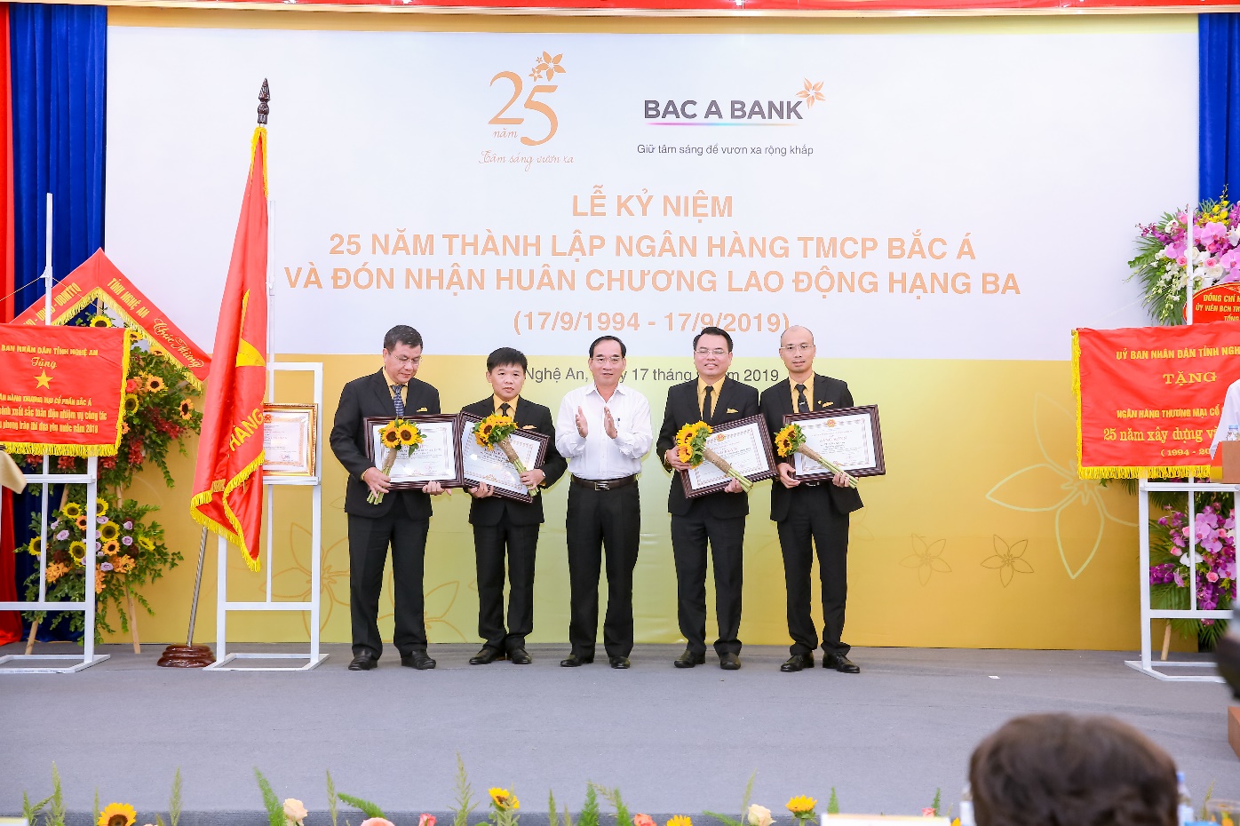 Tài chính - Ngân hàng - BAC A BANK kỉ niệm 25 năm thành lập và đón nhận Huân chương Lao động hạng Ba (Hình 4).