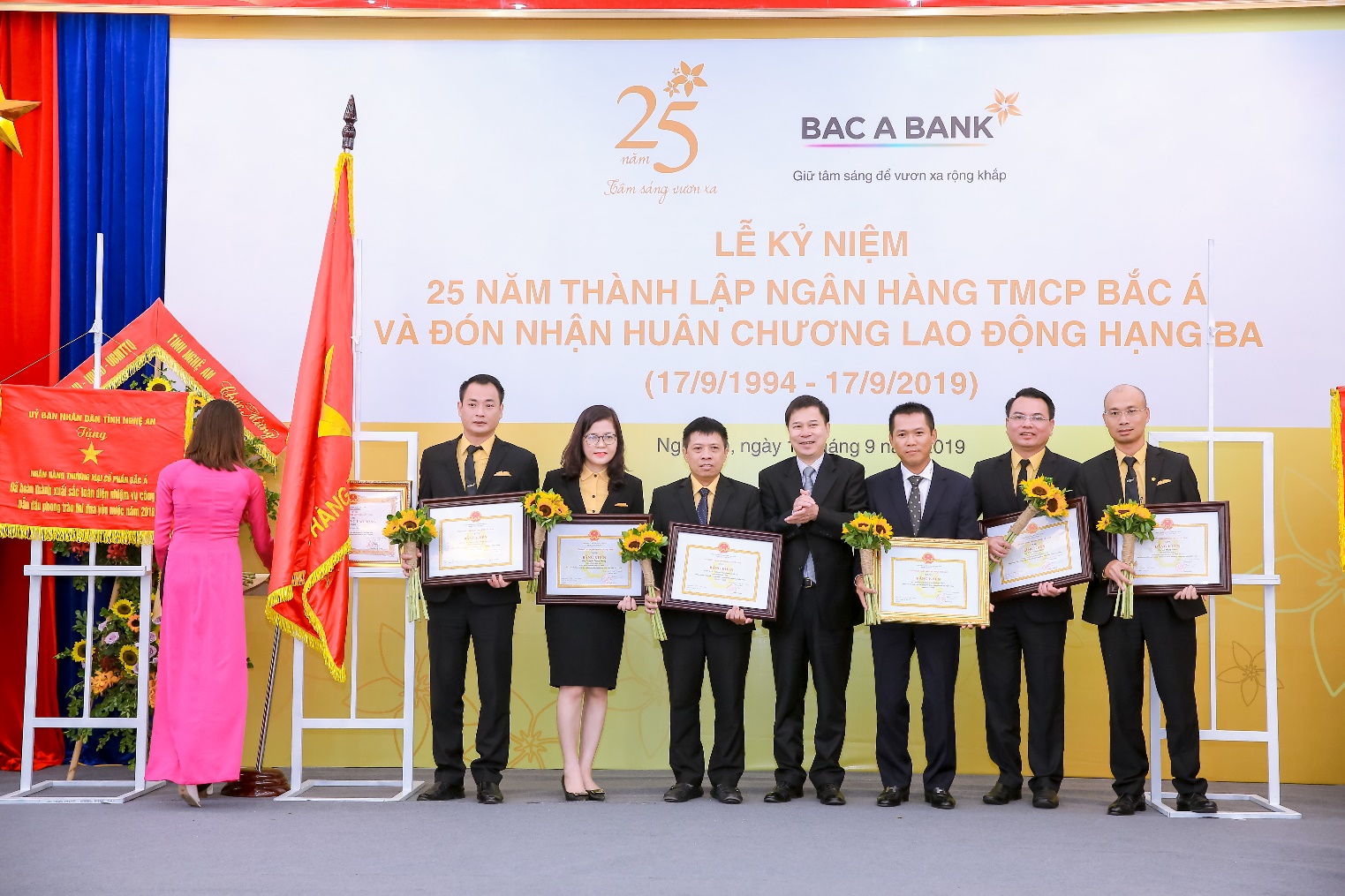 Tài chính - Ngân hàng - BAC A BANK kỉ niệm 25 năm thành lập và đón nhận Huân chương Lao động hạng Ba (Hình 5).