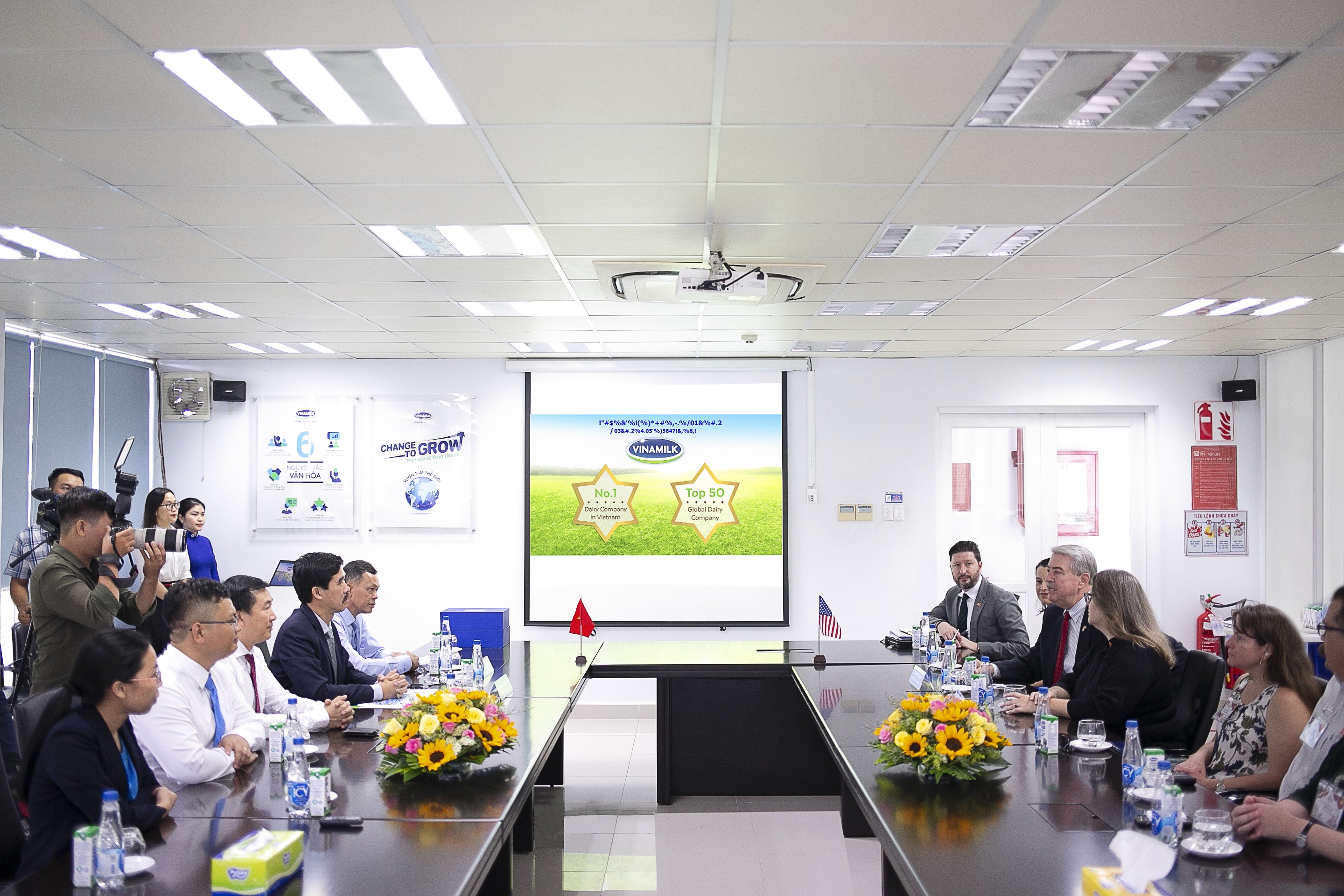 Ti&ecirc;u d&ugrave;ng & Dư luận - Si&ecirc;u nh&agrave; m&aacute;y sữa Vinamilk &ldquo;ghi điểm&rdquo; với đo&agrave;n c&ocirc;ng t&aacute;c của Bộ N&ocirc;ng Nghiệp Mỹ