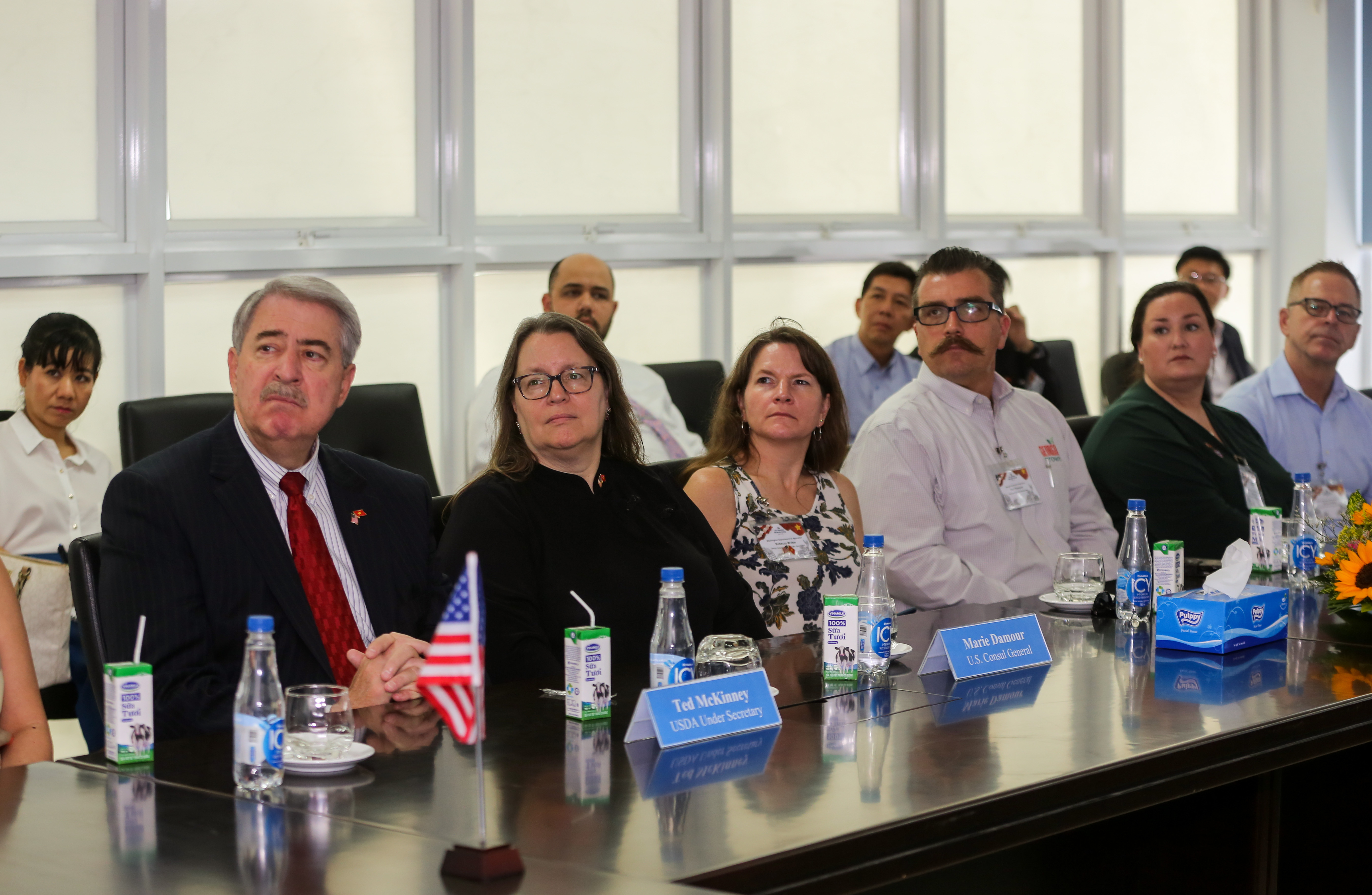 Ti&ecirc;u d&ugrave;ng & Dư luận - Si&ecirc;u nh&agrave; m&aacute;y sữa Vinamilk &ldquo;ghi điểm&rdquo; với đo&agrave;n c&ocirc;ng t&aacute;c của Bộ N&ocirc;ng Nghiệp Mỹ (H&igrave;nh 2).