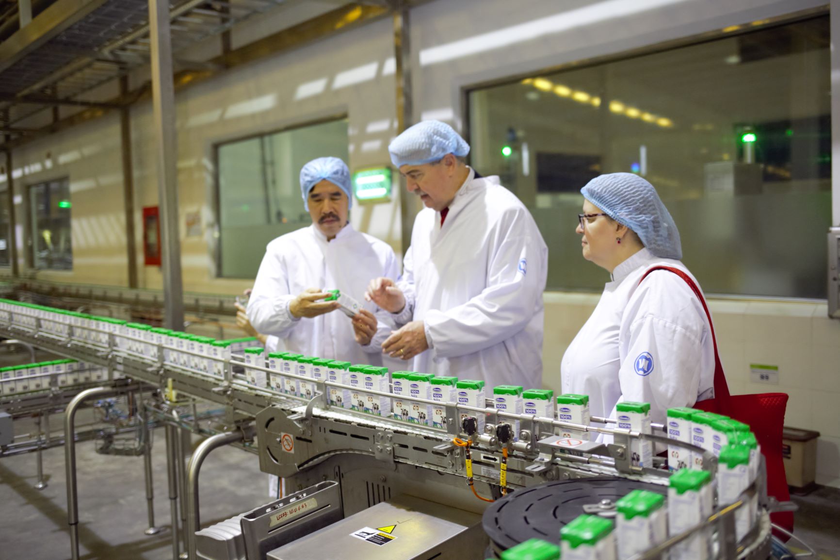 Ti&ecirc;u d&ugrave;ng & Dư luận - Si&ecirc;u nh&agrave; m&aacute;y sữa Vinamilk &ldquo;ghi điểm&rdquo; với đo&agrave;n c&ocirc;ng t&aacute;c của Bộ N&ocirc;ng Nghiệp Mỹ (H&igrave;nh 3).