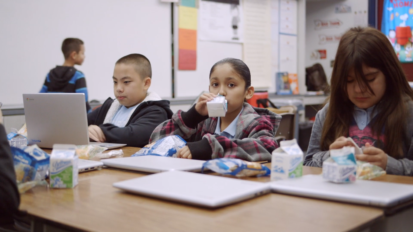 Ti&ecirc;u d&ugrave;ng & Dư luận - Si&ecirc;u nh&agrave; m&aacute;y sữa Vinamilk &ldquo;ghi điểm&rdquo; với đo&agrave;n c&ocirc;ng t&aacute;c của Bộ N&ocirc;ng Nghiệp Mỹ (H&igrave;nh 7).