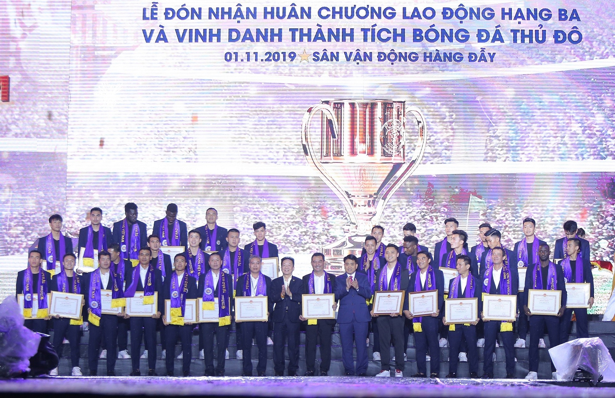 Thể thao - Hà Nội FC dành tặng chức vô địch cho người hâm mộ, đón nhận huân chương lao động hạng Ba (Hình 4).