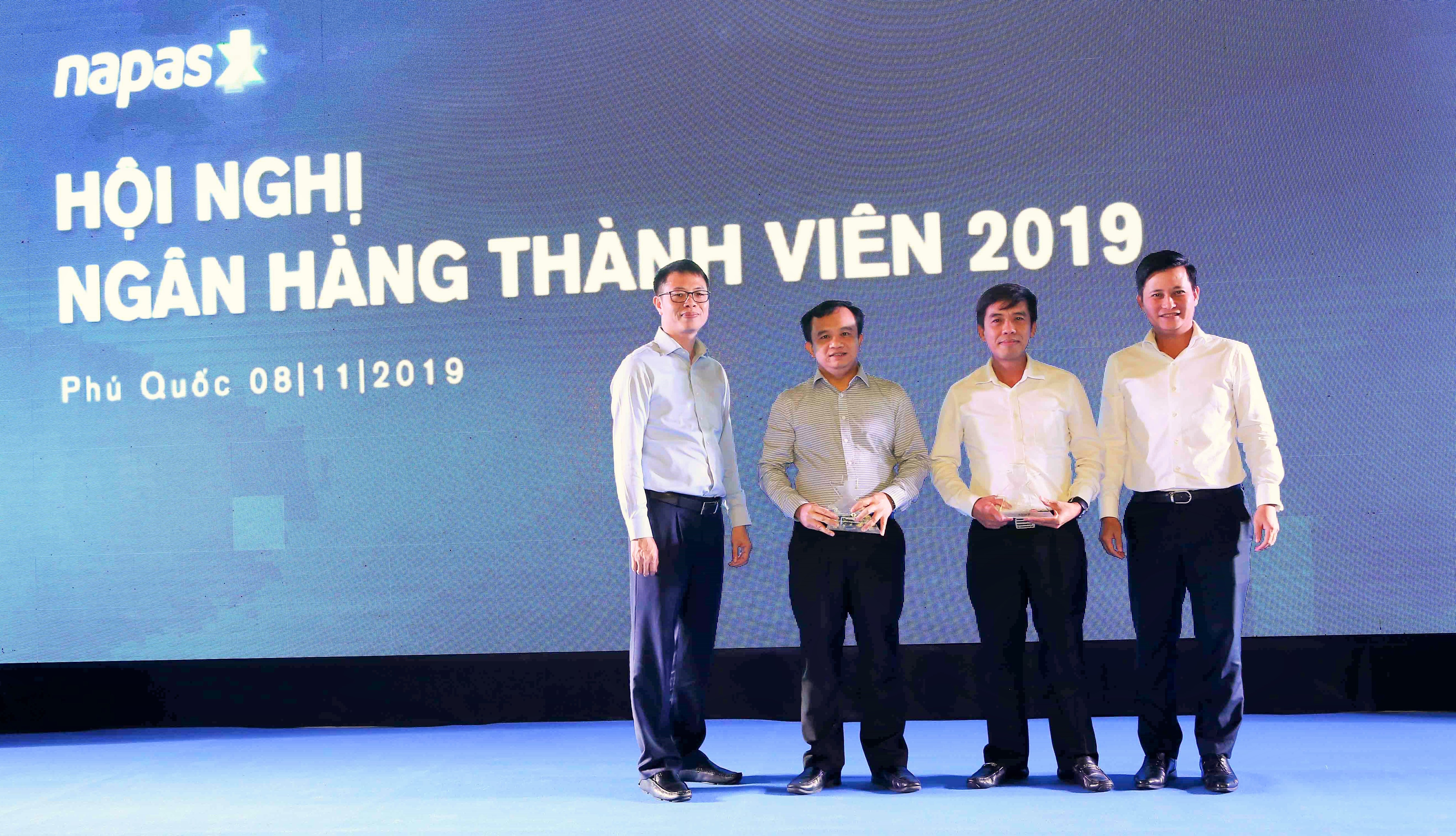 Tài chính - Ngân hàng - Techcombank liên tục dẫn đầu thị trường về mảng chuyển tiền qua kênh điện tử và thanh toán thẻ nội địa