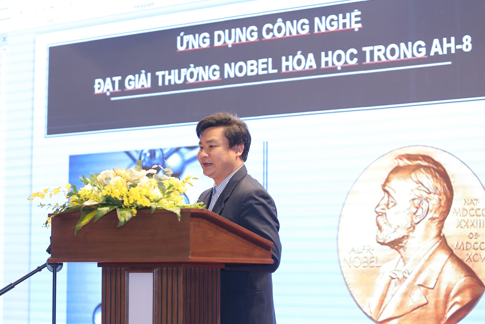 Truyền thông - MC Vân Hugo và diễn viên Thanh Hương rạng rỡ trong buổi lễ ra mắt sản phẩm chống nhăn tức thì (Hình 3).