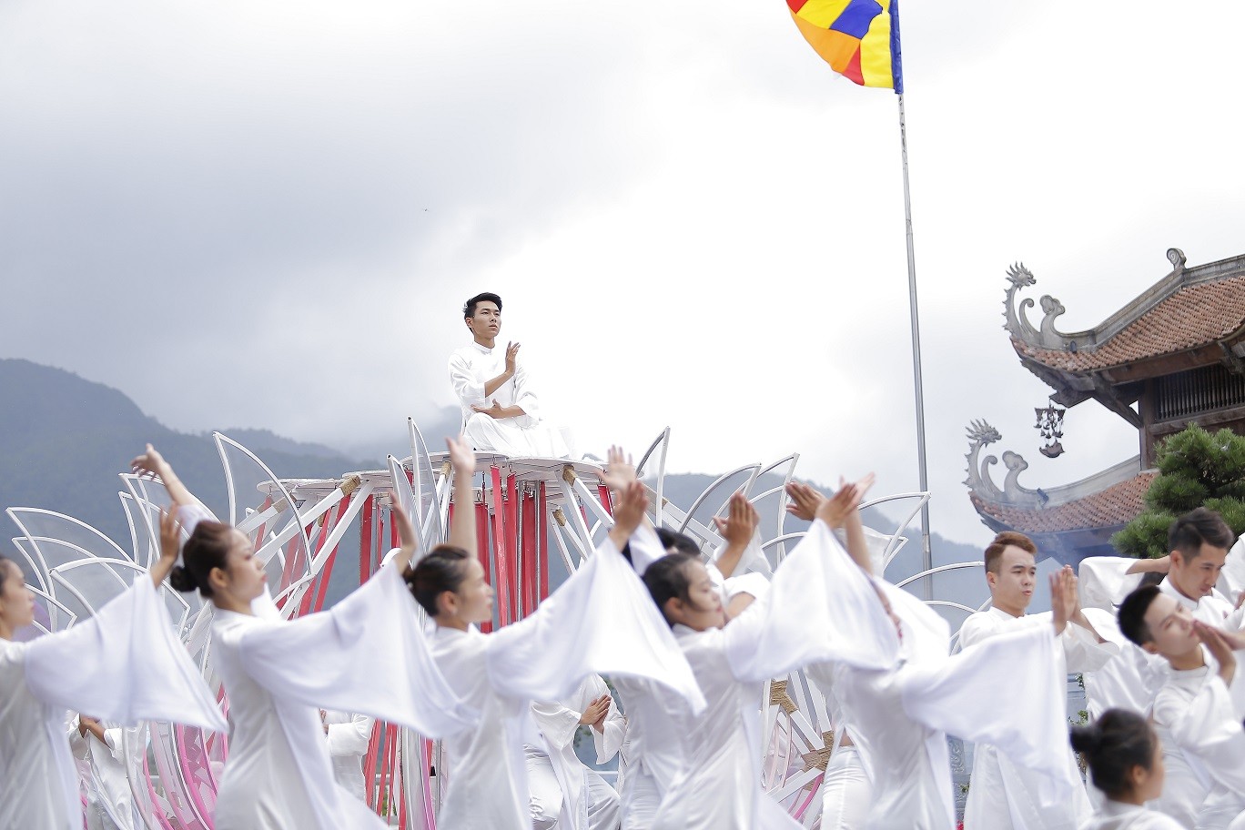 Truyền thông - Lên Fansipan tận hưởng mùa đông lãng mạn ở “Xứ sở pha lê- thiên đường tuyết rơi” (Hình 2).