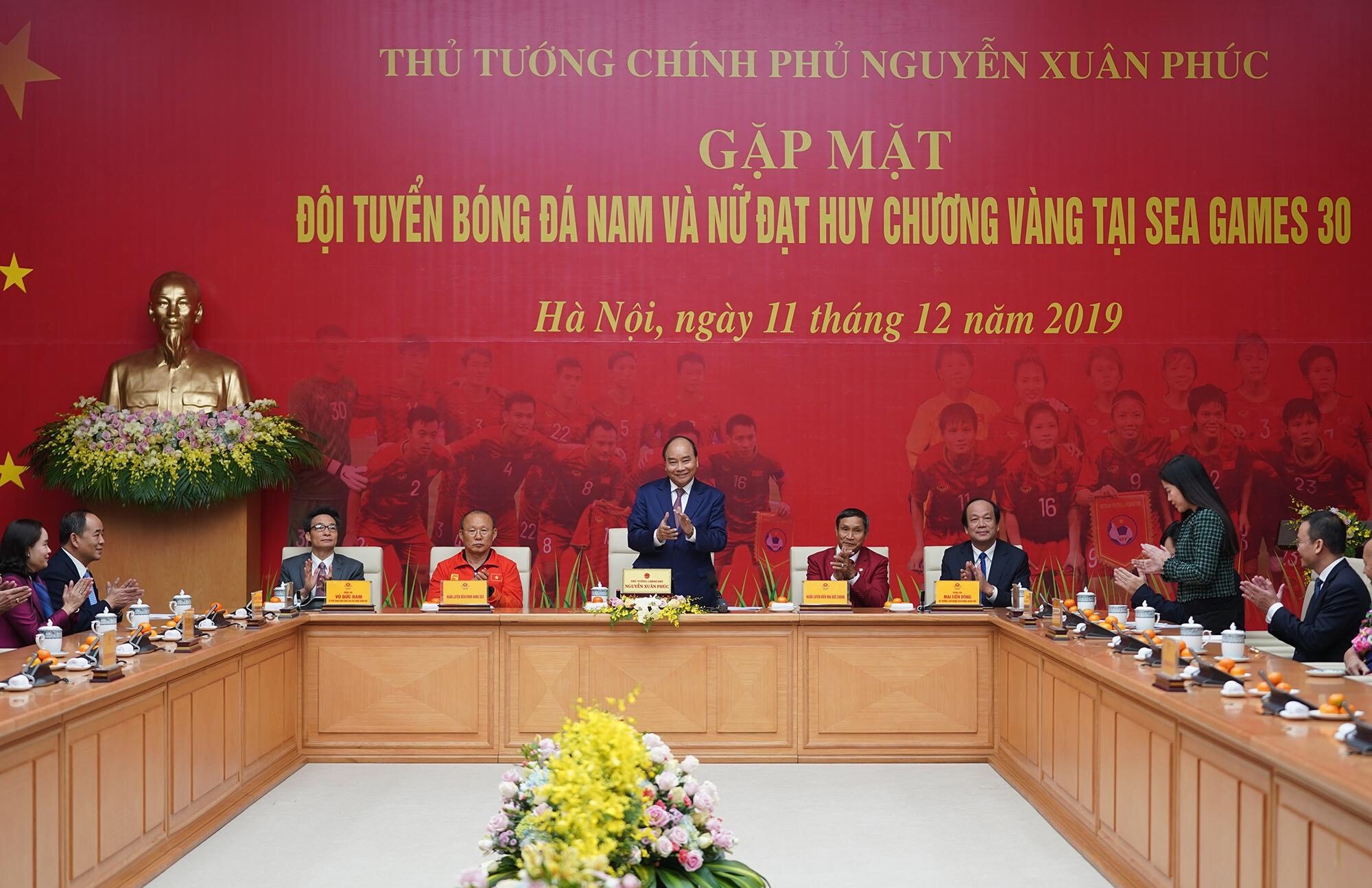Truyền thông - Thủ tướng Nguyễn Xuân Phúc cảm ơn bầu Đức, bầu Hiển (Hình 3).