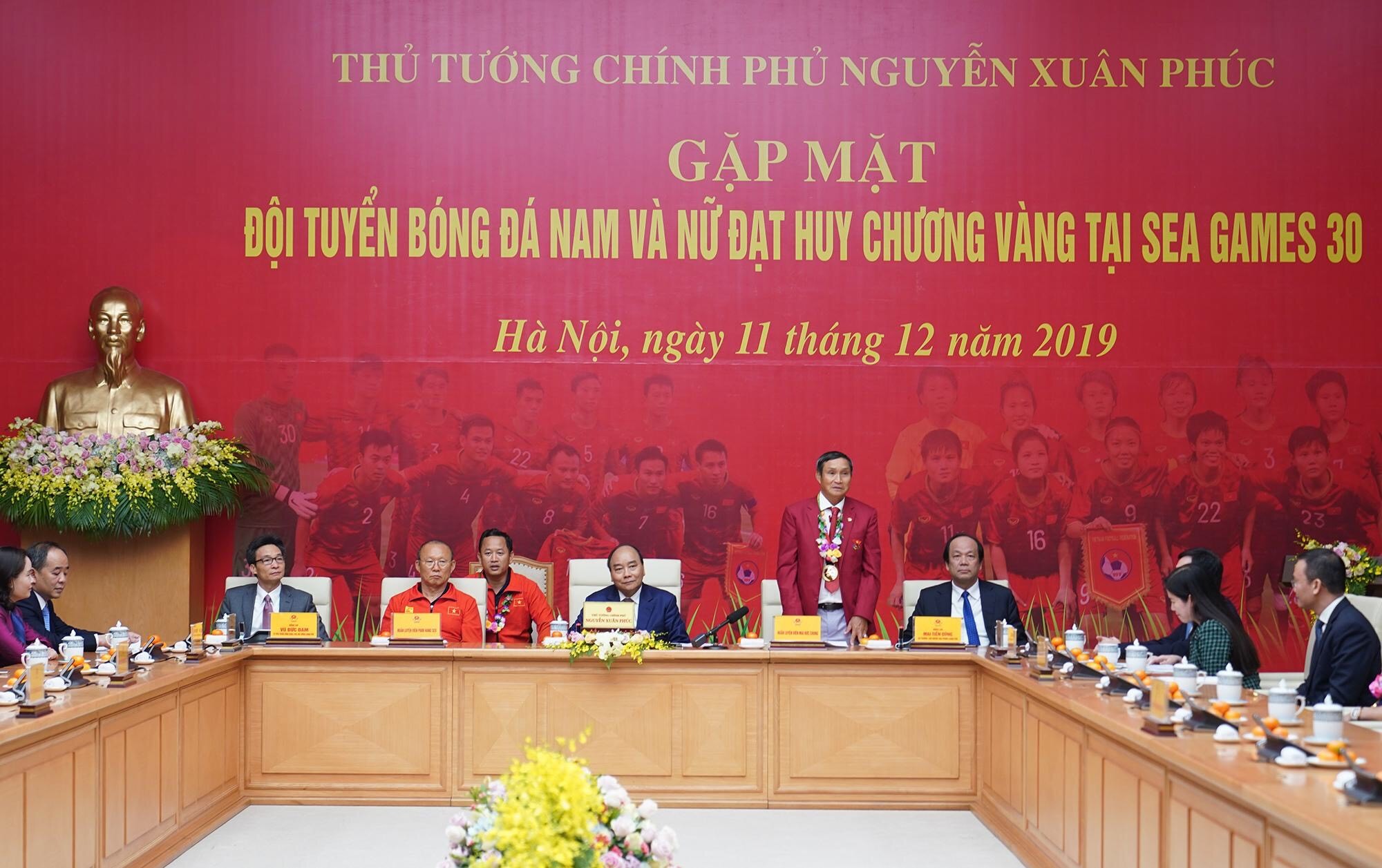 Truyền thông - Thủ tướng Nguyễn Xuân Phúc cảm ơn bầu Đức, bầu Hiển (Hình 4).