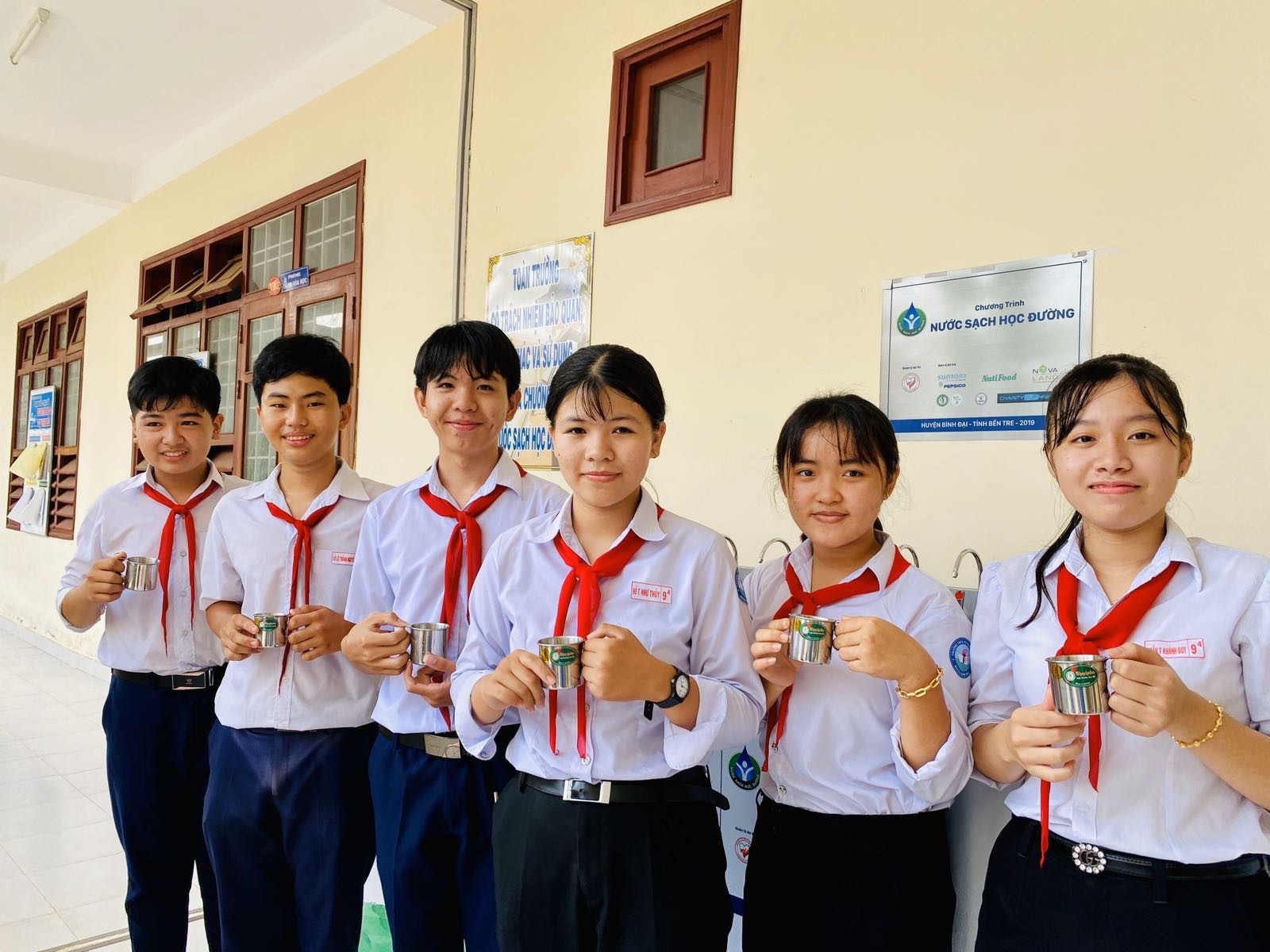 Tiêu dùng & Dư luận - Niềm vui “Nước sạch học đường” trước thềm năm mới tại huyện Bình Đại, Bến Tre (Hình 2).