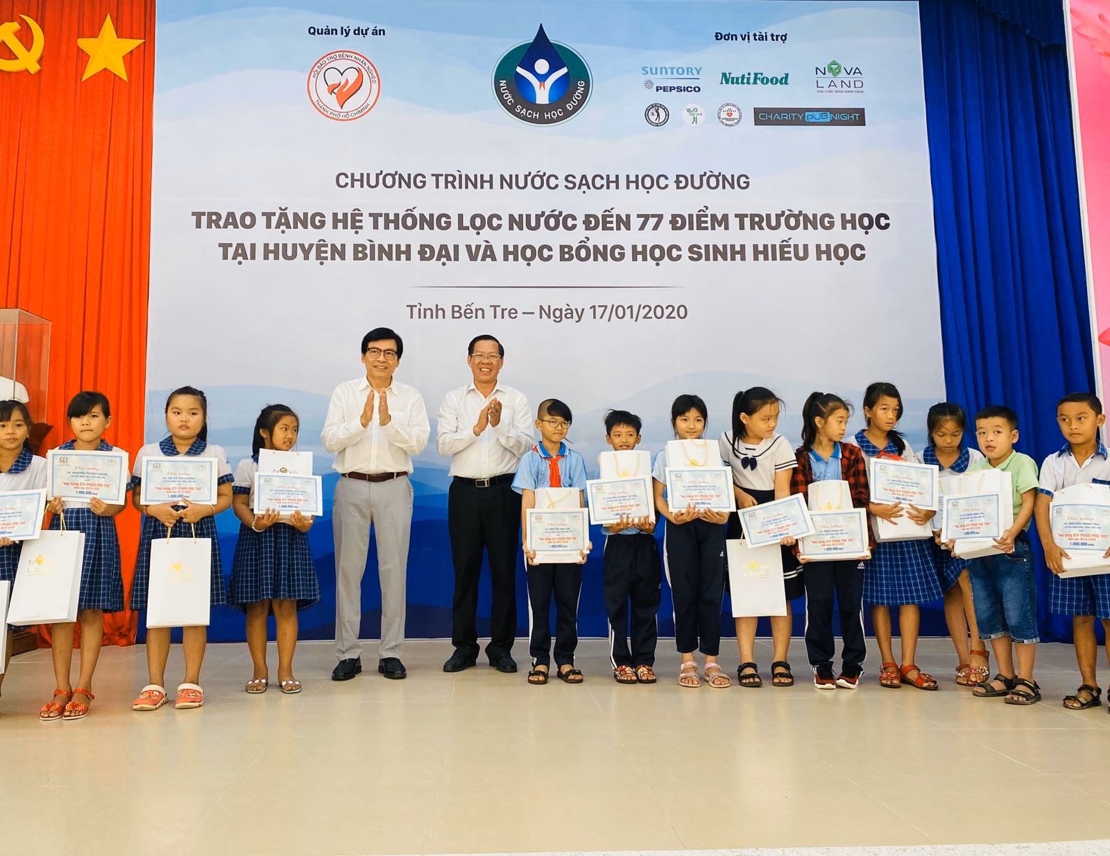 Tiêu dùng & Dư luận - Niềm vui “Nước sạch học đường” trước thềm năm mới tại huyện Bình Đại, Bến Tre (Hình 3).