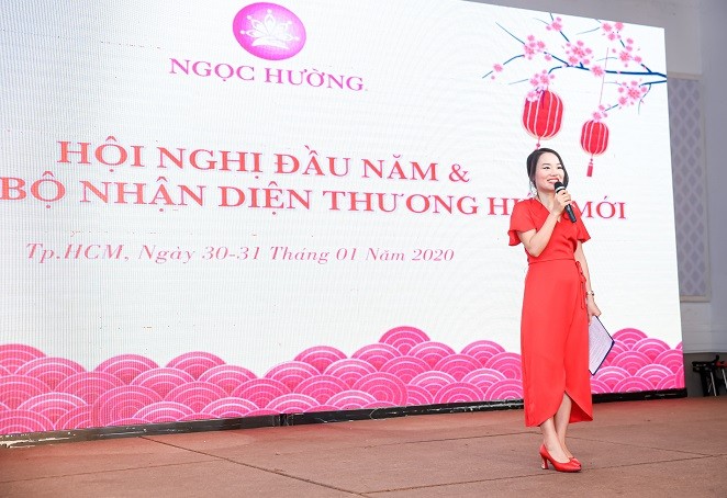 Tiêu dùng & Dư luận - Doanh nhân Hoàng Thị Ngọc công bố diện mạo mới của hệ thống TMV Ngọc Hường trong hội nghị đầu năm 2020