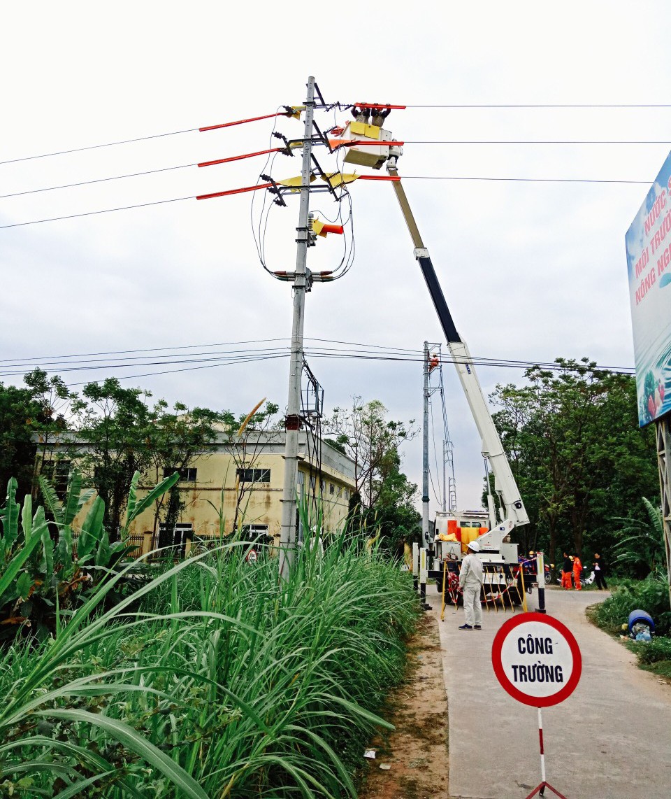 Tiêu dùng & Dư luận - EVNHANOI ứng dụng công nghệ sửa chữa điện nóng hotline với mục tiêu phục vụ khách hàng tốt hơn 