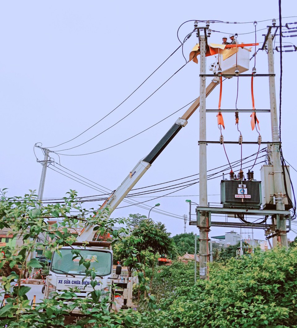 Tiêu dùng & Dư luận - EVNHANOI ứng dụng công nghệ sửa chữa điện nóng hotline với mục tiêu phục vụ khách hàng tốt hơn  (Hình 2).