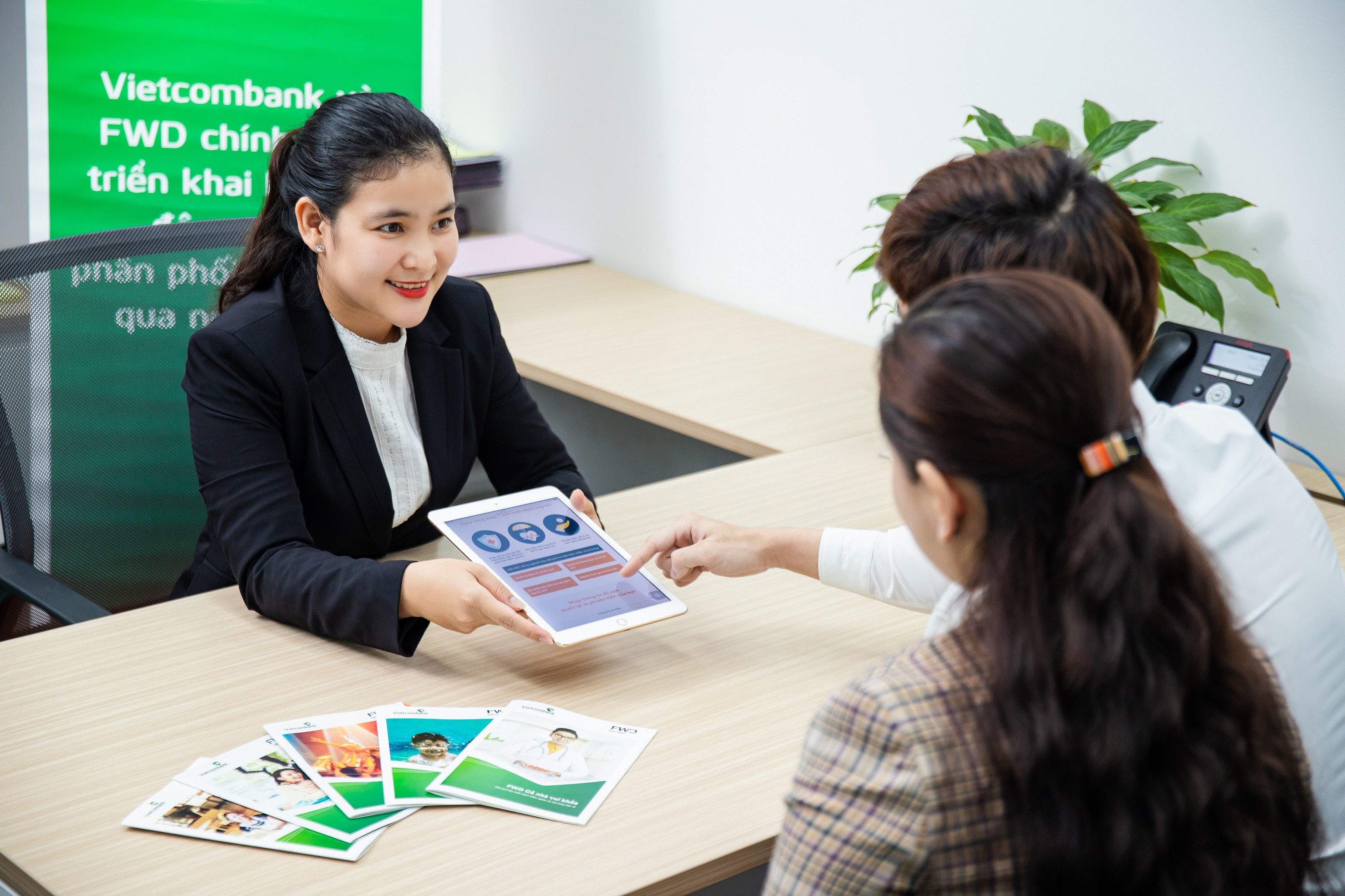 Cần biết - Vietcombank và FWD chính thức triển khai hợp tác độc quyền  phân phối bảo hiểm qua ngân hàng (Hình 2).