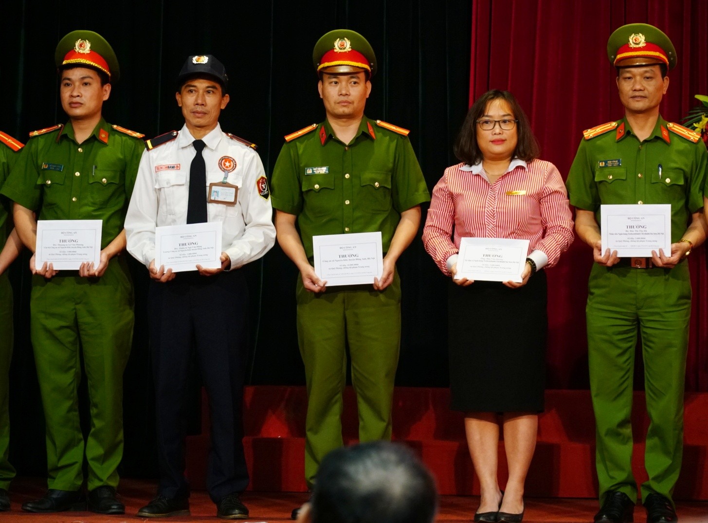 Cần biết - Vụ cướp ngân hàng bất thành tại chi nhánh Sóc Sơn: Bộ Công An khen thưởng các đơn vị tham gia phá án, trao bằng khen cho hai CBNV Techcombank