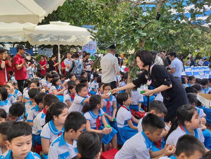 Tiêu dùng & Dư luận - 34.000 trẻ em Quảng Nam đón nhận niềm vui uống sữa từ Vinamilk trong ngày 1/6 (Hình 2).