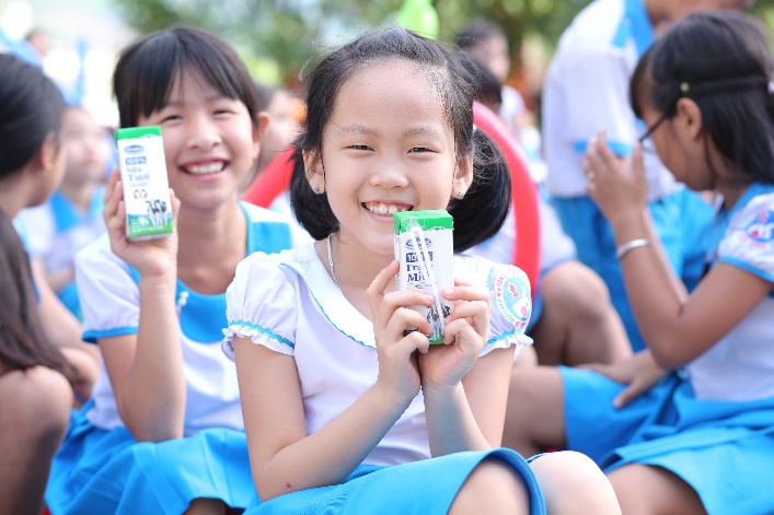 Tiêu dùng & Dư luận - 34.000 trẻ em Quảng Nam đón nhận niềm vui uống sữa từ Vinamilk trong ngày 1/6 (Hình 4).