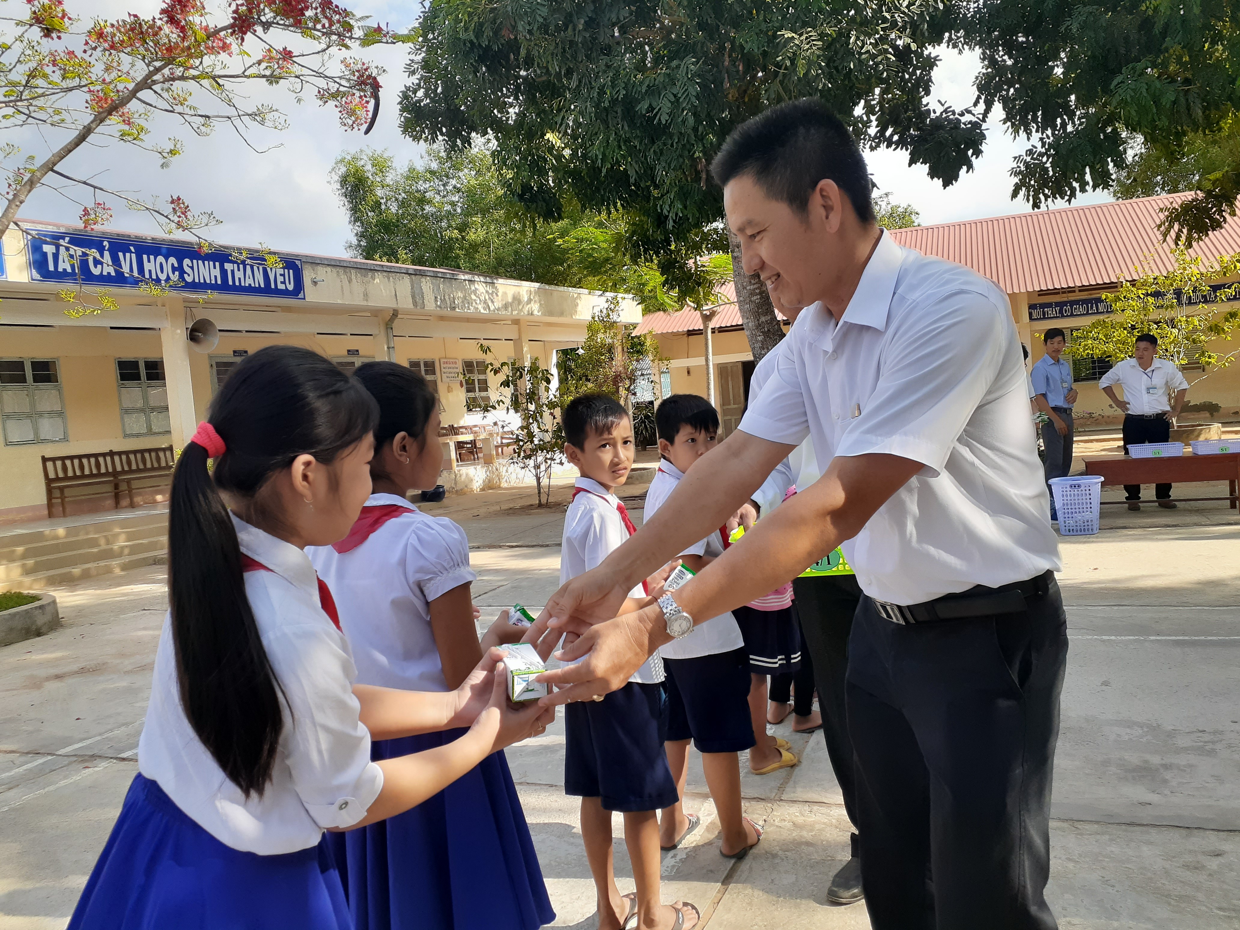 Tiêu dùng & Dư luận - Vinamilk tiếp tục được chọn là đơn vị triển khai sữa học đường tại Trà Vinh