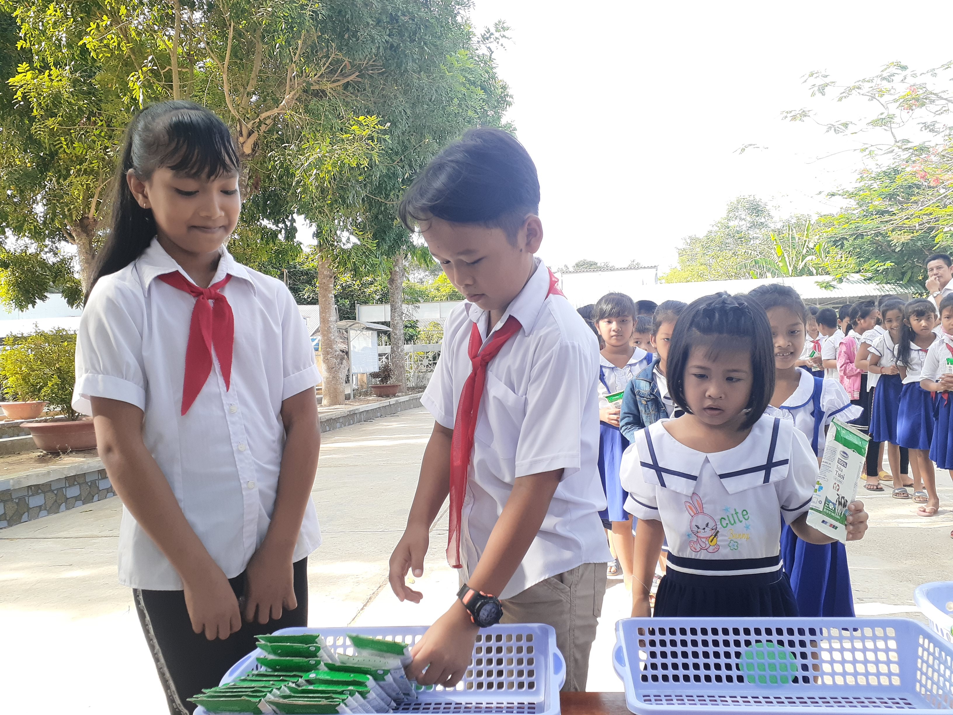 Tiêu dùng & Dư luận - Vinamilk tiếp tục được chọn là đơn vị triển khai sữa học đường tại Trà Vinh (Hình 3).