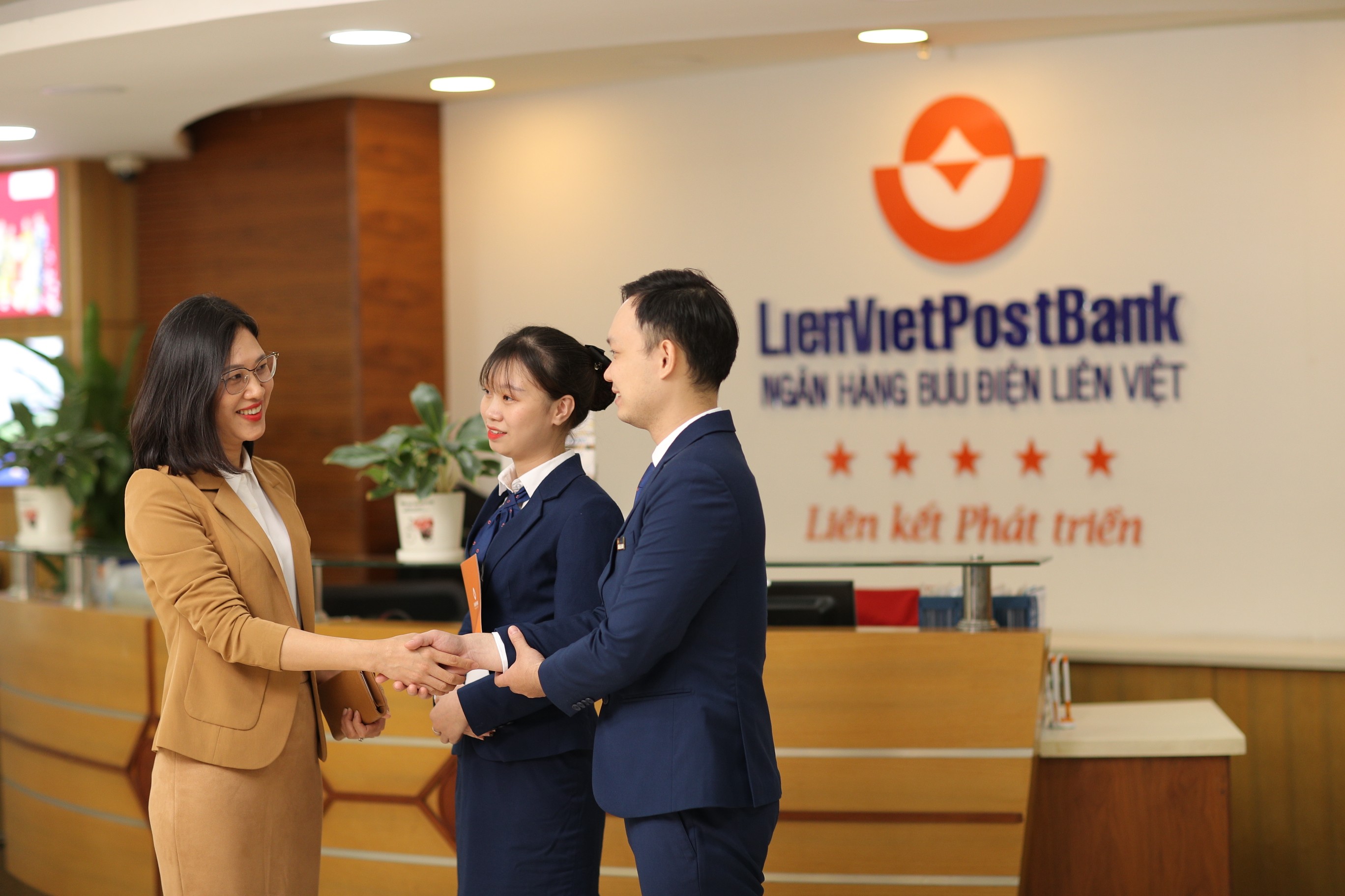 Tài chính - Ngân hàng - LienVietPostBank (LPB) sẽ niêm yết trên sàn HOSE, chia cổ tức bằng cổ phiếu 