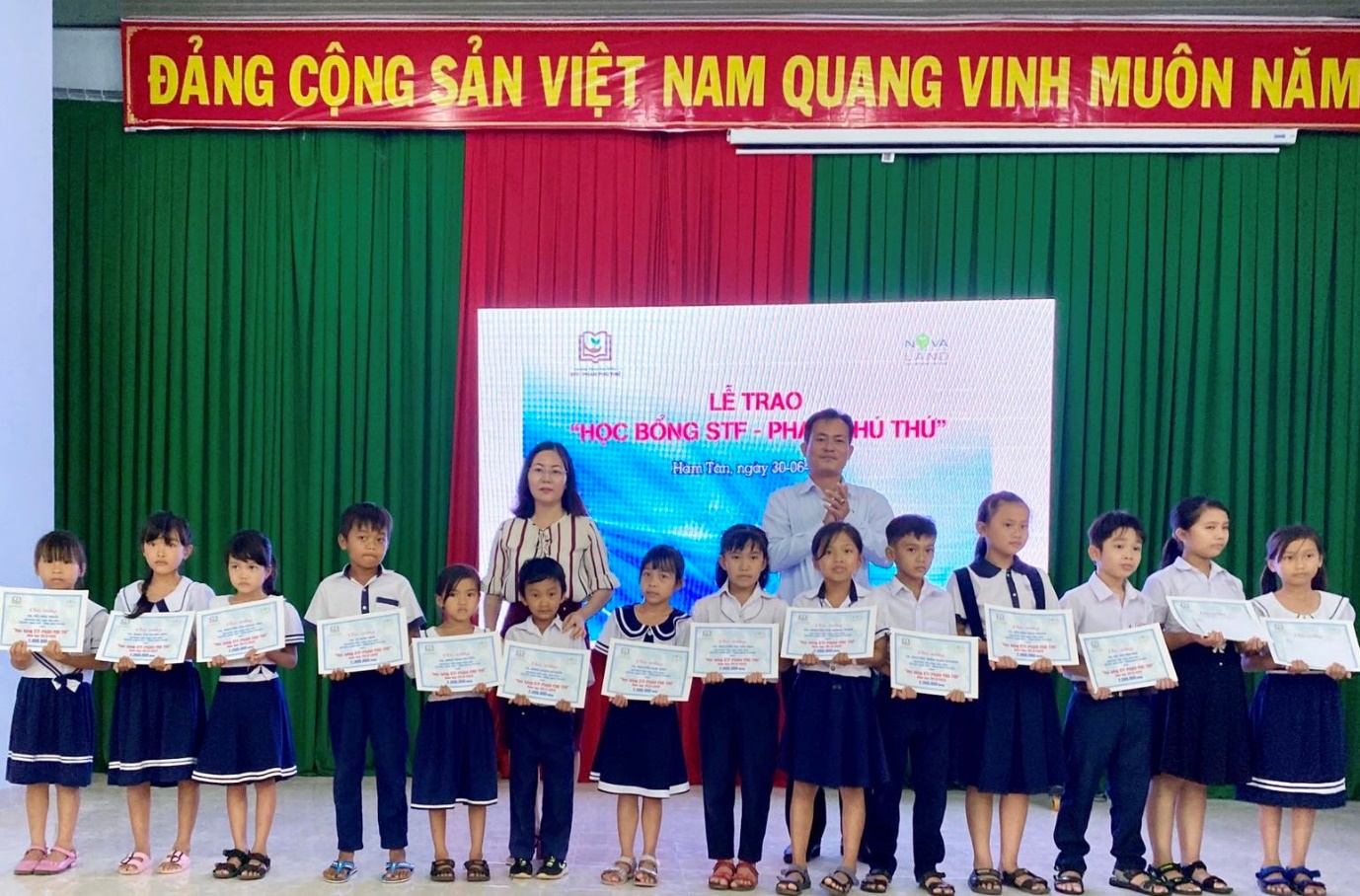 Tiêu dùng & Dư luận - “Thật vui khi em đã được uống nước sạch….!” (Hình 4).