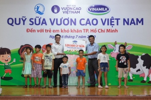 Tiêu dùng & Dư luận - Quỹ sữa vươn cao Việt Nam và Vinamilk tiếp tục hành trình kết nối yêu thương tại TP.HCM (Hình 2).